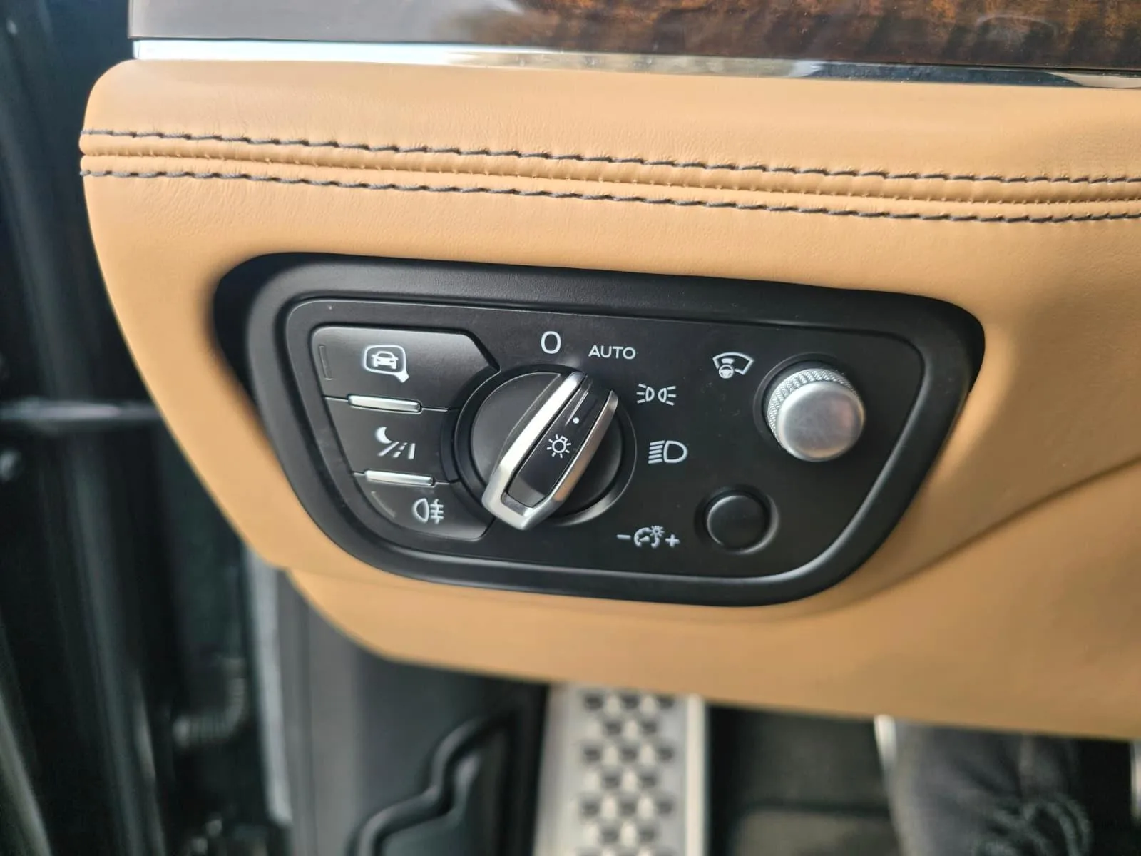 2016 Bentley Bentayga First Edition, 25/30