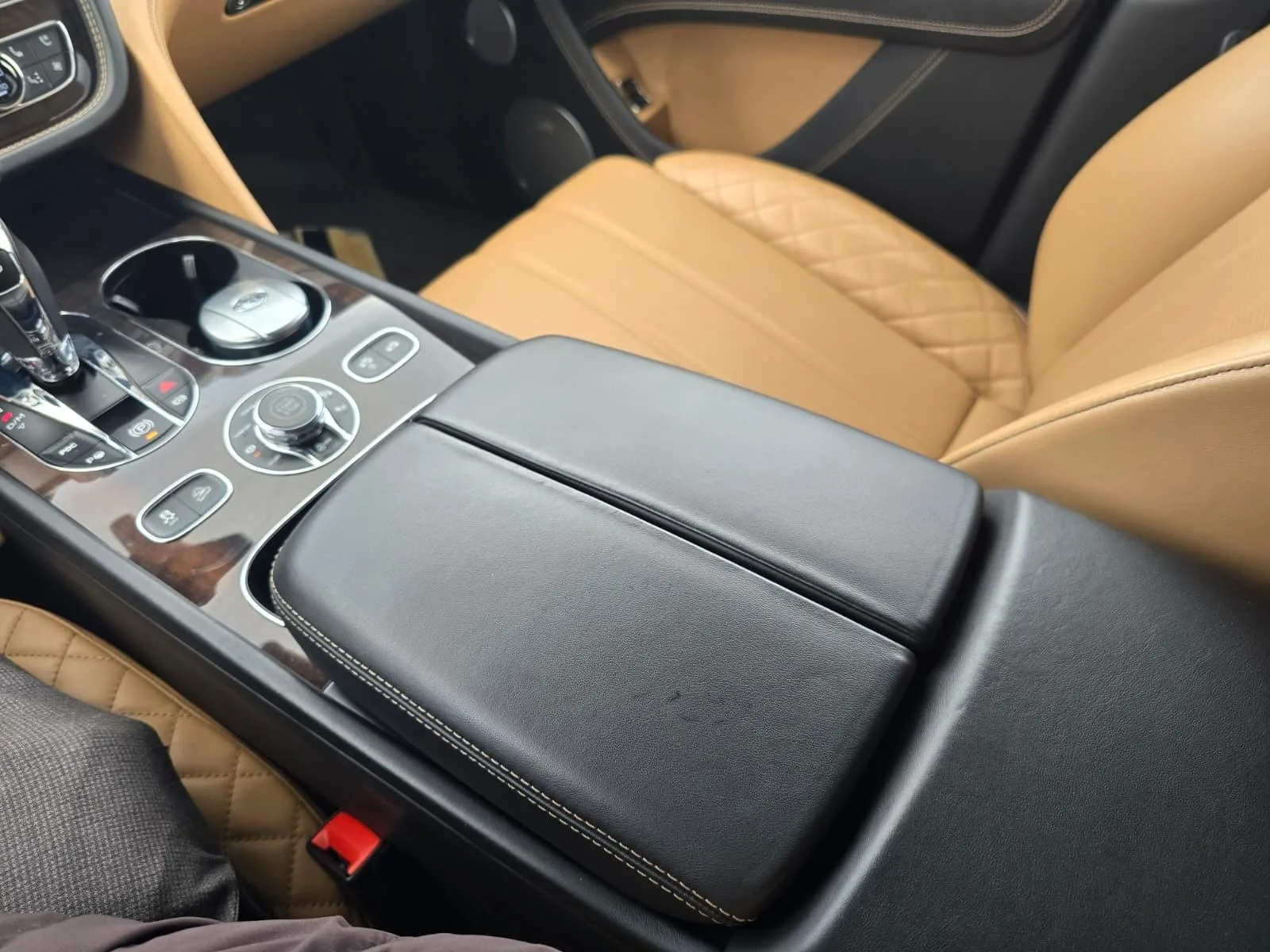 2016 Bentley Bentayga First Edition, 28/30