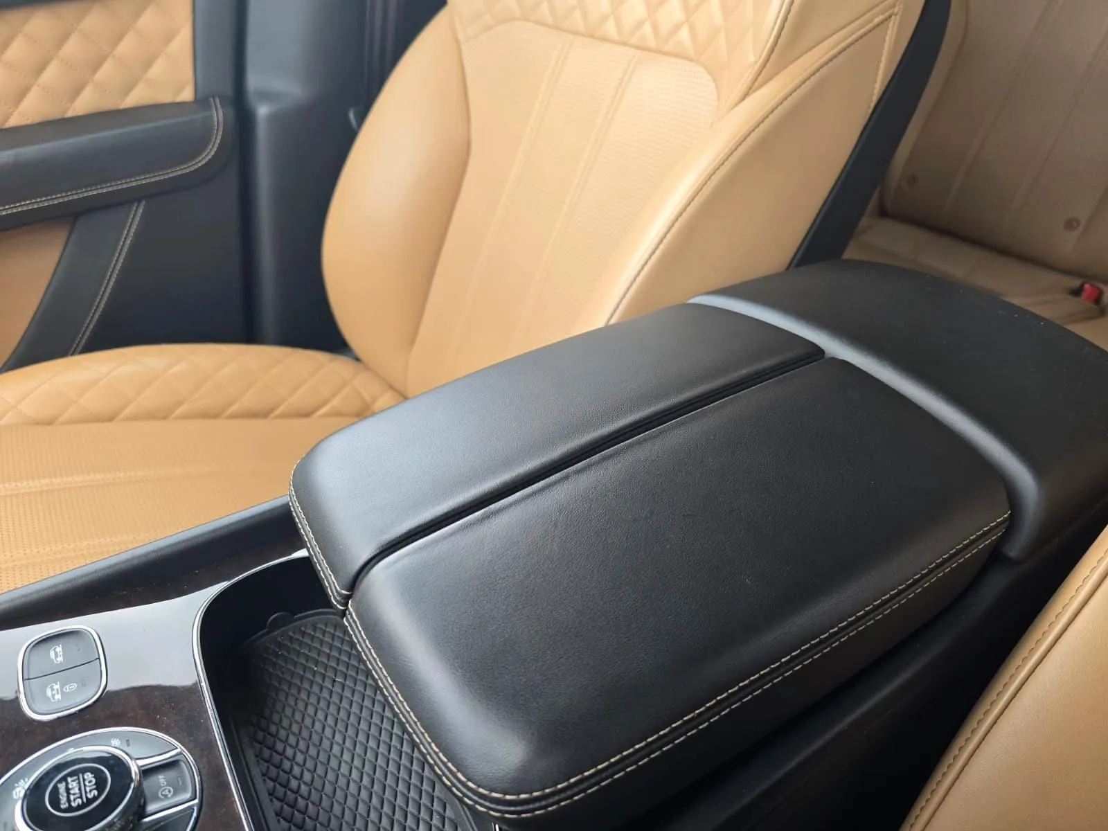 2016 Bentley Bentayga First Edition, 29/30
