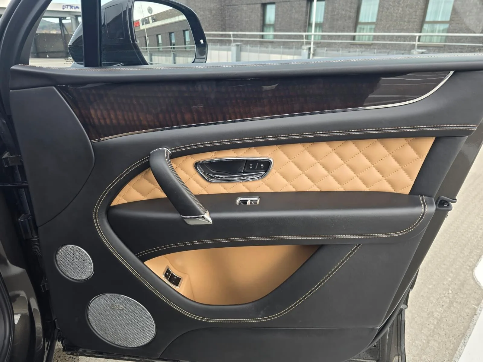 2016 Bentley Bentayga First Edition, 30/30