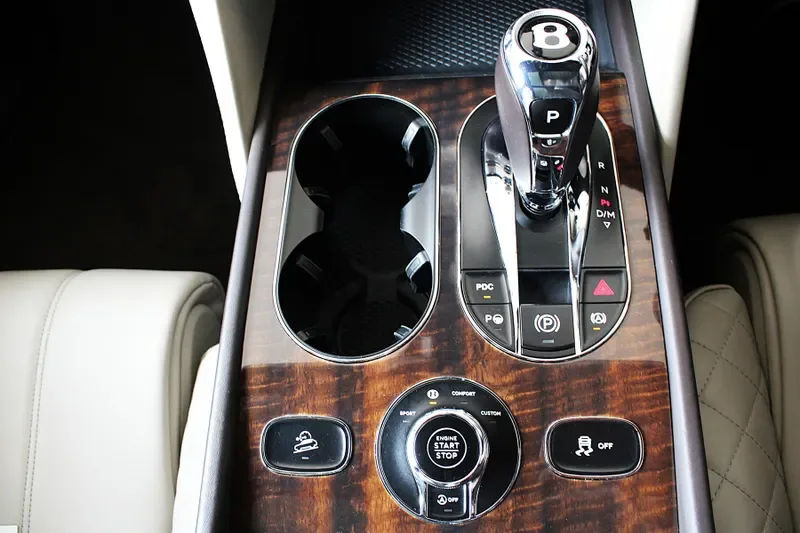 2016 Bentley Bentayga, 28/30