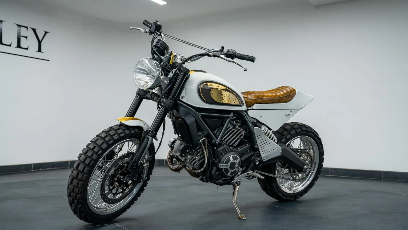 2016 Ducati Scrambler 800 Eccythump custom offered by a specialist dealer in Swadlincote, United Kingdom, photo 13 of 15