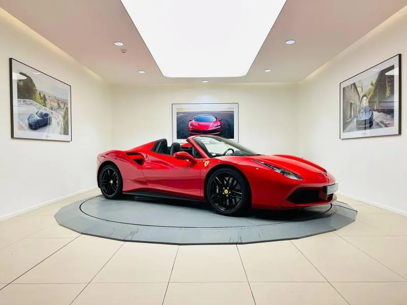 2016 Ferrari 488 Spider proposée par un concessionnaire spécialisé à Biarritz, France, photo principale