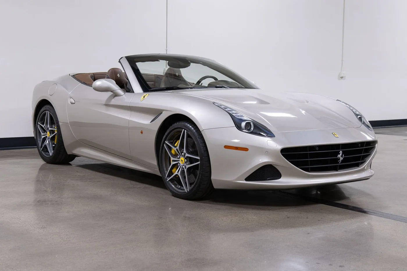 2016 Ferrari California T vendue par un concessionnaire spécialisé à Costa Mesa, États-Unis, photo 2 sur 15