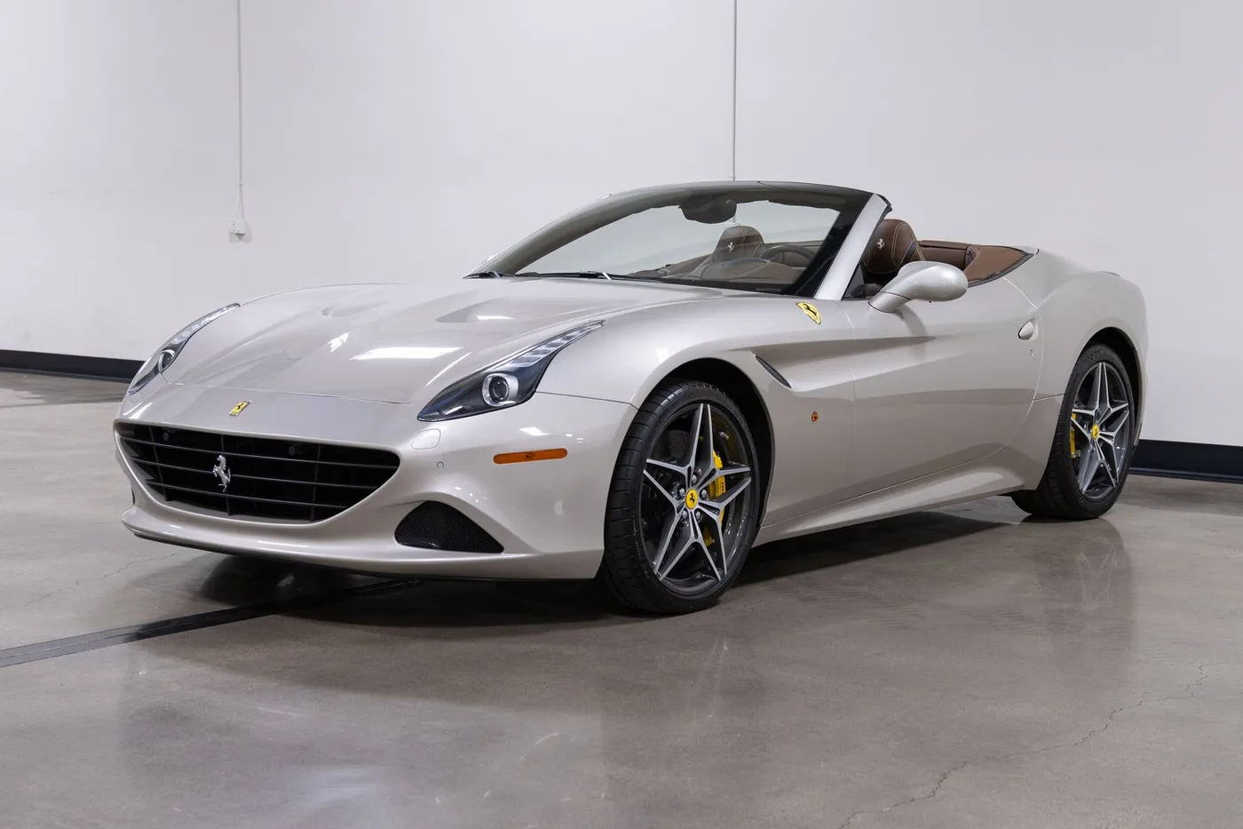 2016 Ferrari California T vendue par un concessionnaire spécialisé à Costa Mesa, États-Unis, photo 4 sur 15