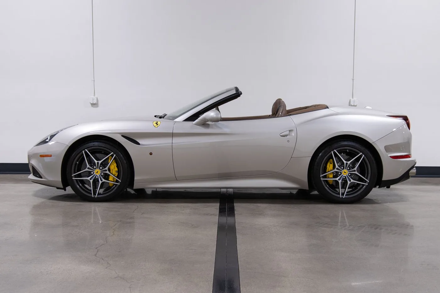 2016 Ferrari California T vendue par un concessionnaire spécialisé à Costa Mesa, États-Unis, photo 6 sur 15