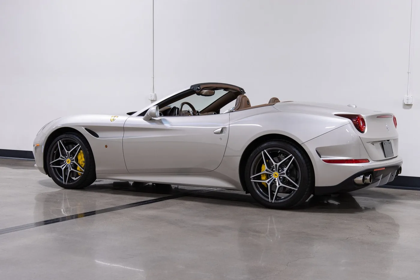 2016 Ferrari California T vendue par un concessionnaire spécialisé à Costa Mesa, États-Unis, photo 7 sur 15