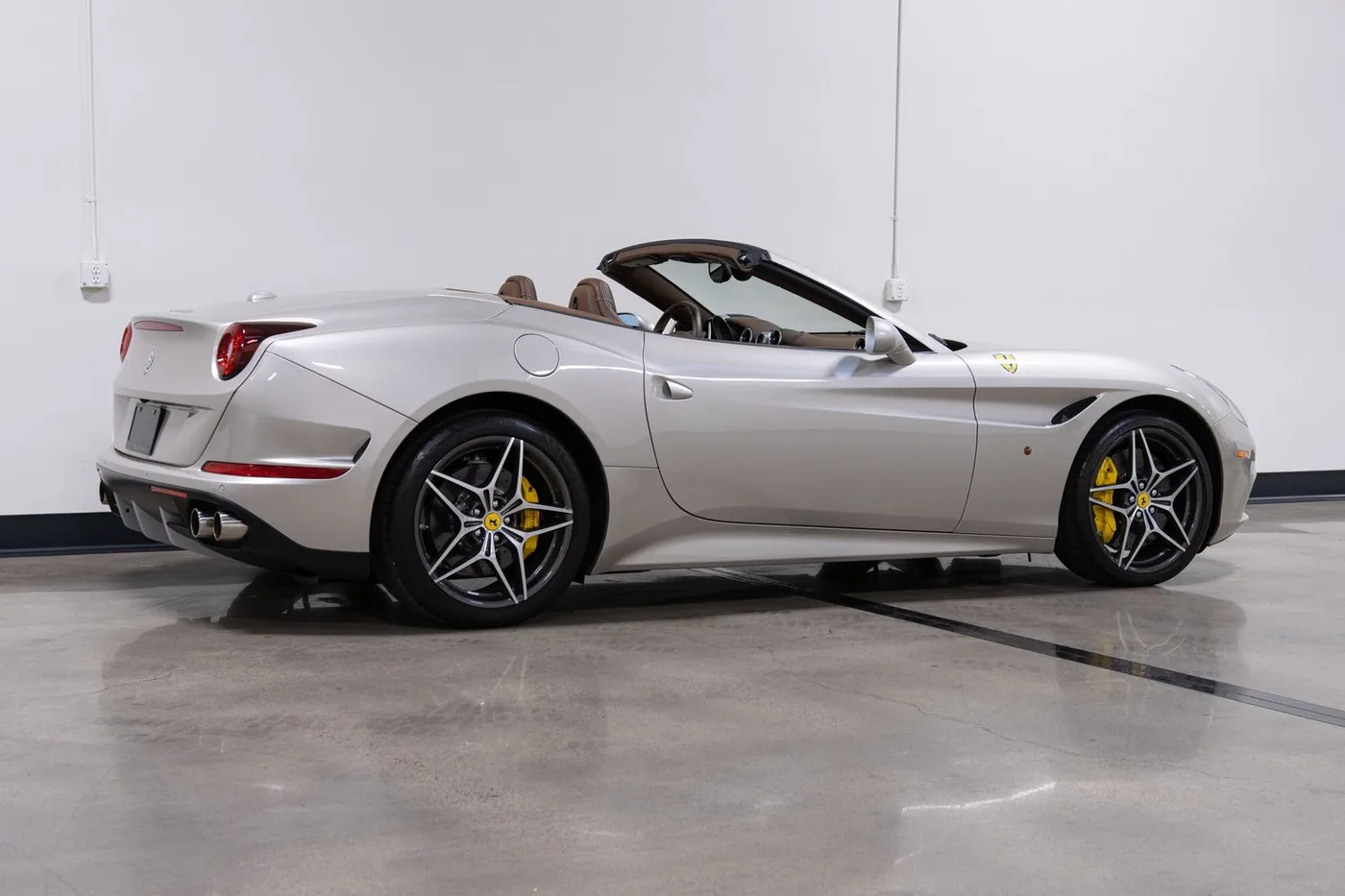 2016 Ferrari California T vendue par un concessionnaire spécialisé à Costa Mesa, États-Unis, photo 8 sur 15