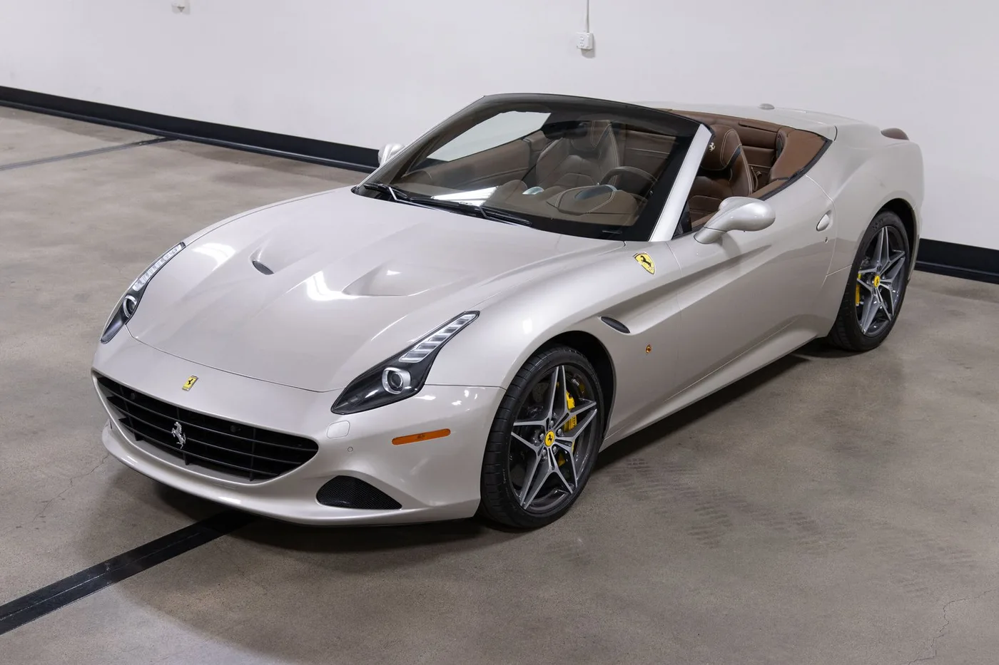 2016 Ferrari California T vendue par un concessionnaire spécialisé à Costa Mesa, États-Unis, photo 13 sur 15
