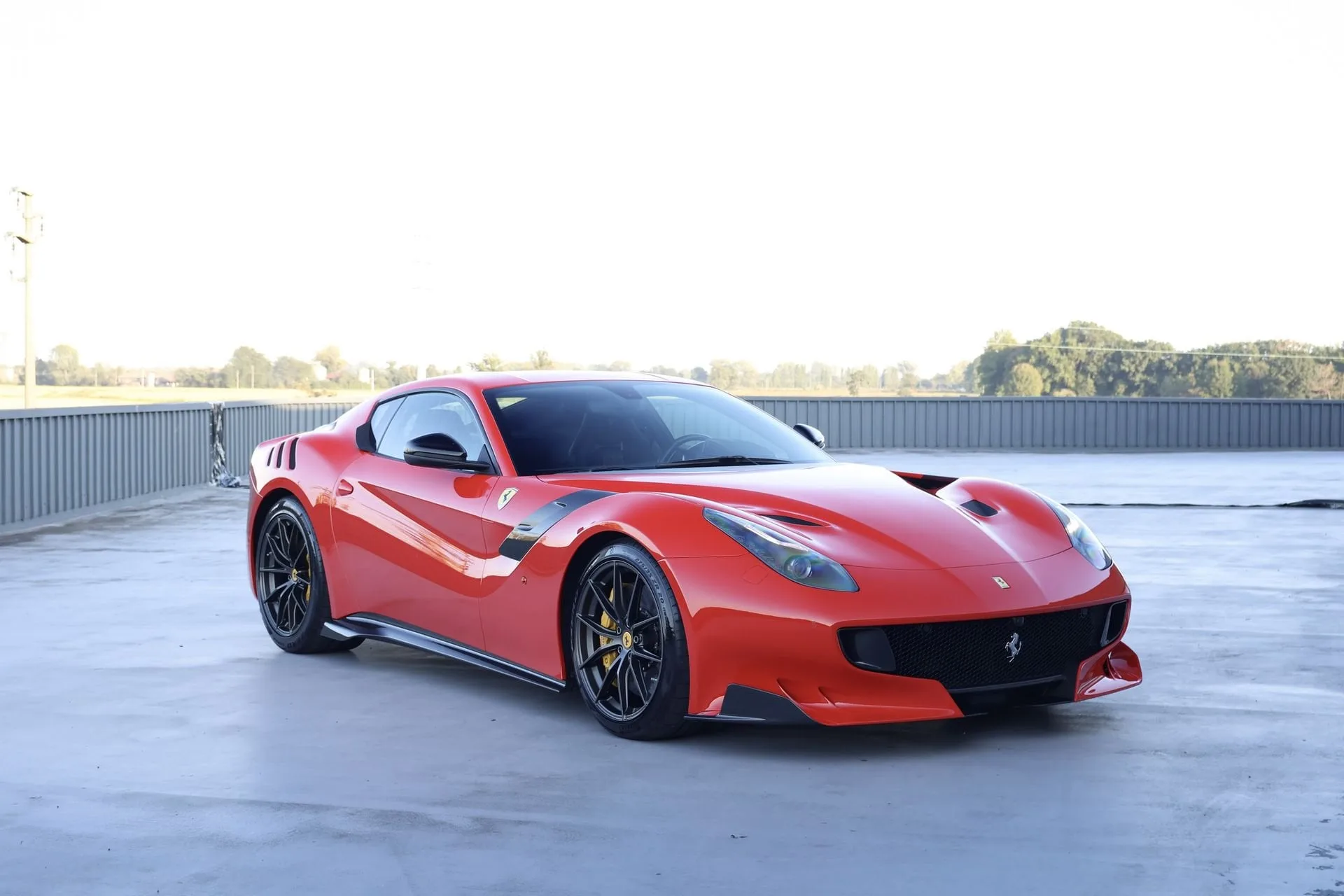 2016 Ferrari F12tdf en un concesionario especializado de Zibido San Giacomo, Italia, foto principal