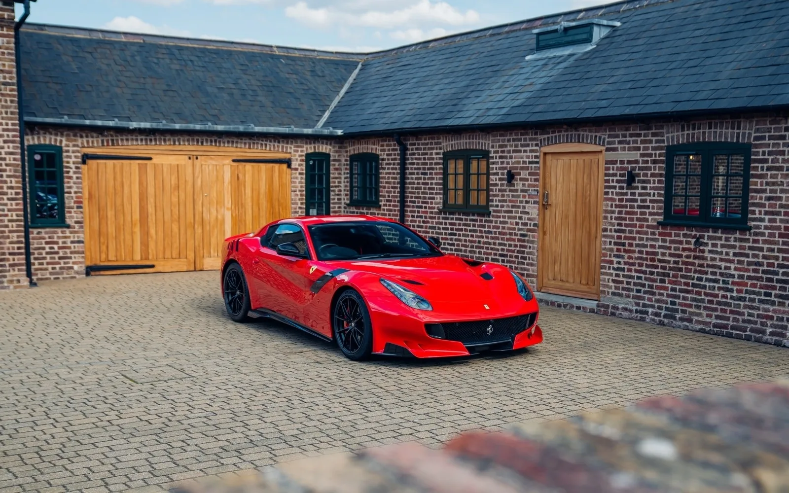 2016 Ferrari F12tdf proposée par un concessionnaire spécialisé à Chorleywood, Royaume-Uni, photo principale