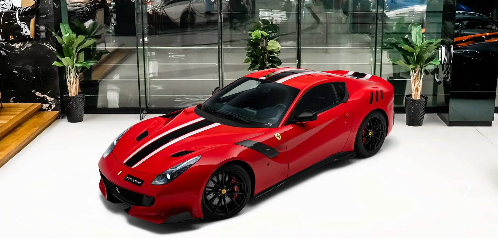 2016 Ferrari F12tdf angeboten von einem Fachhändler in Dubai, Vereinigte Arabische Emirate, Hauptfoto