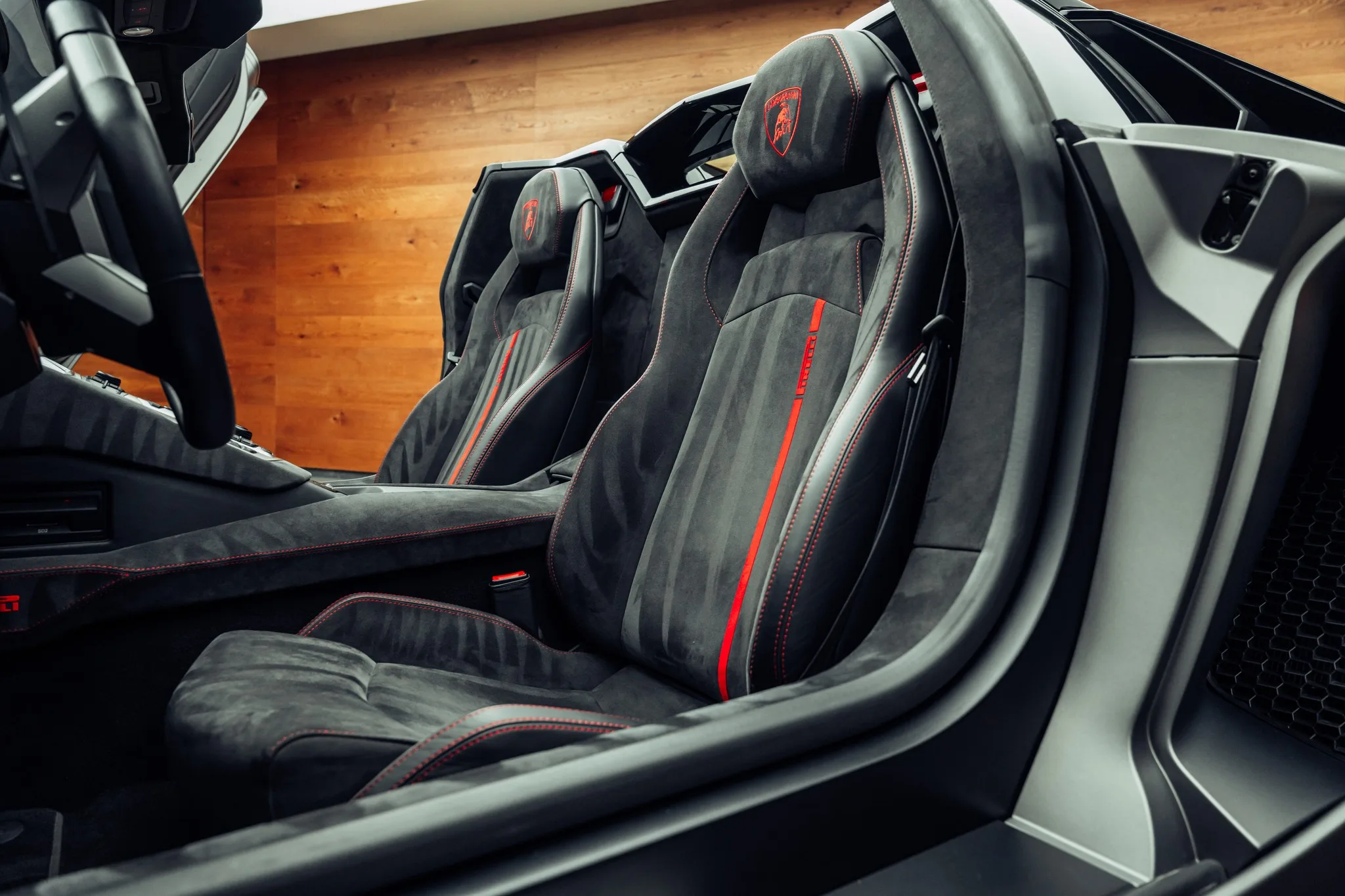 2016 Lamborghini Aventador Roadster, 7/26