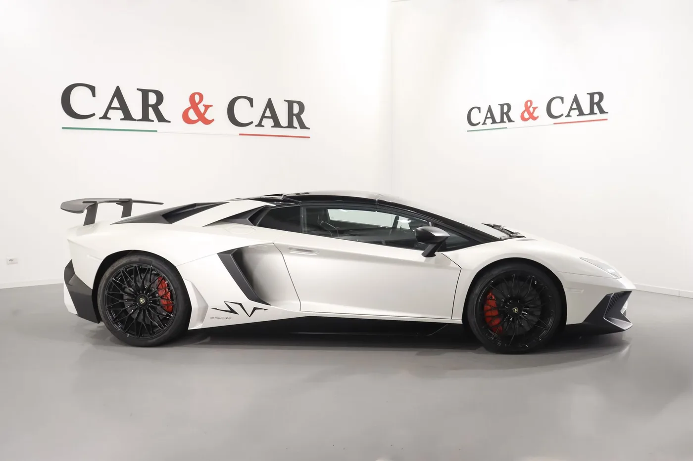 2016 Lamborghini Aventador SV Roadster LP 750-4 offered by a supercar dealer in Zibido San Giacomo, Italy, photo 5 of 21