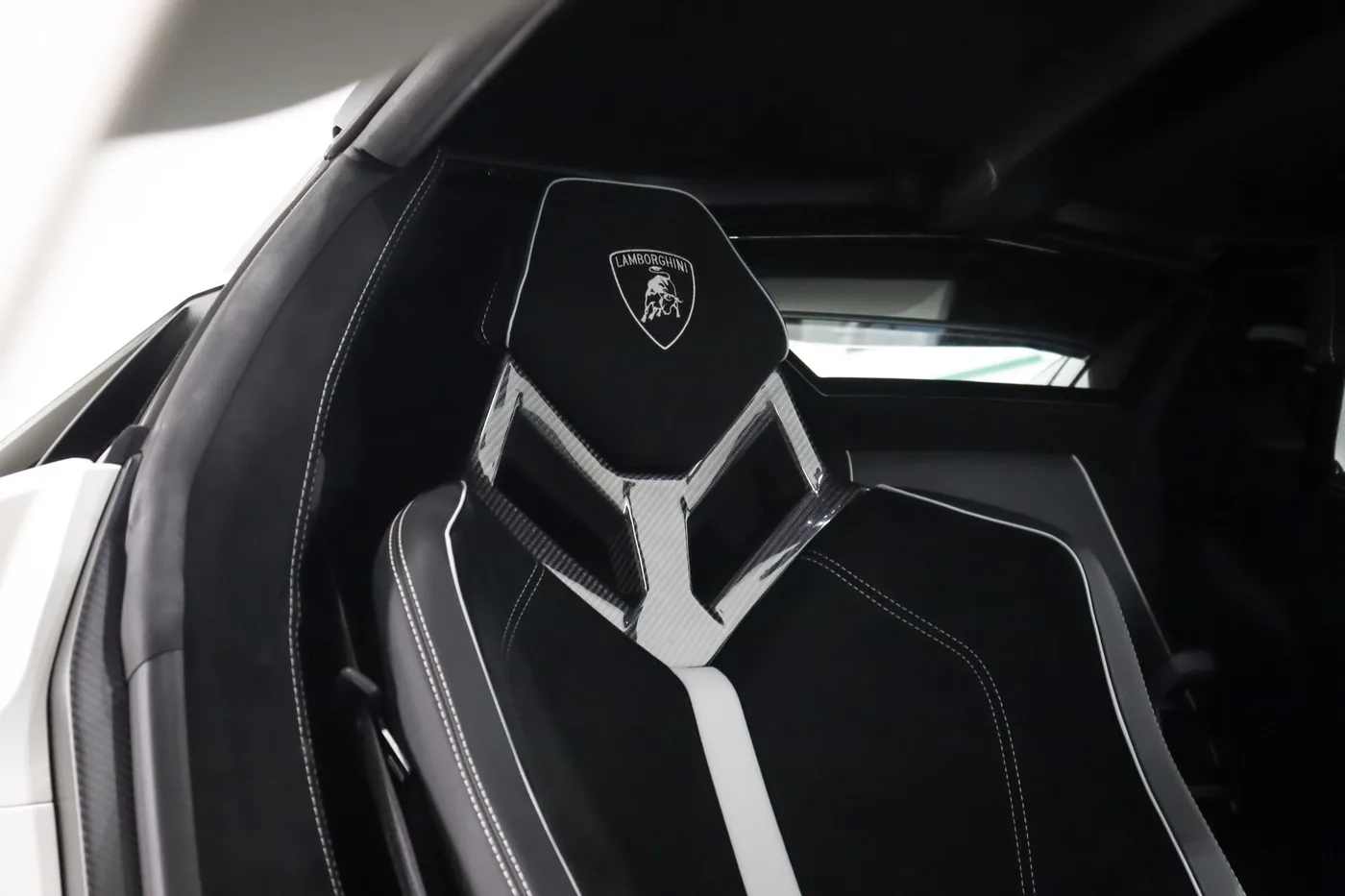 2016 Lamborghini Aventador SV Roadster LP 750-4 offered by a supercar dealer in Zibido San Giacomo, Italy, photo 9 of 21