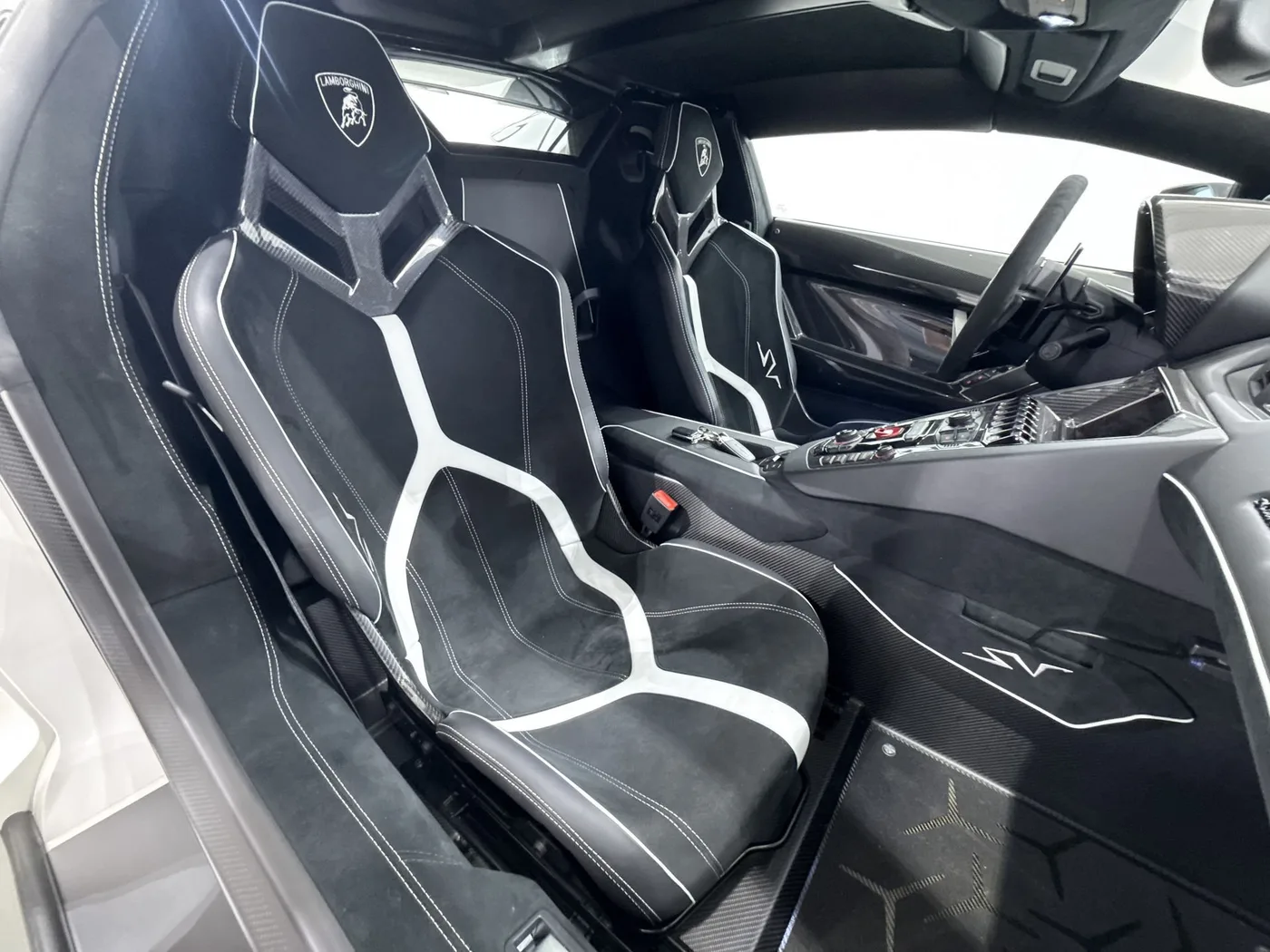 2016 Lamborghini Aventador SV Roadster LP 750-4 offered by a supercar dealer in Zibido San Giacomo, Italy, photo 12 of 21