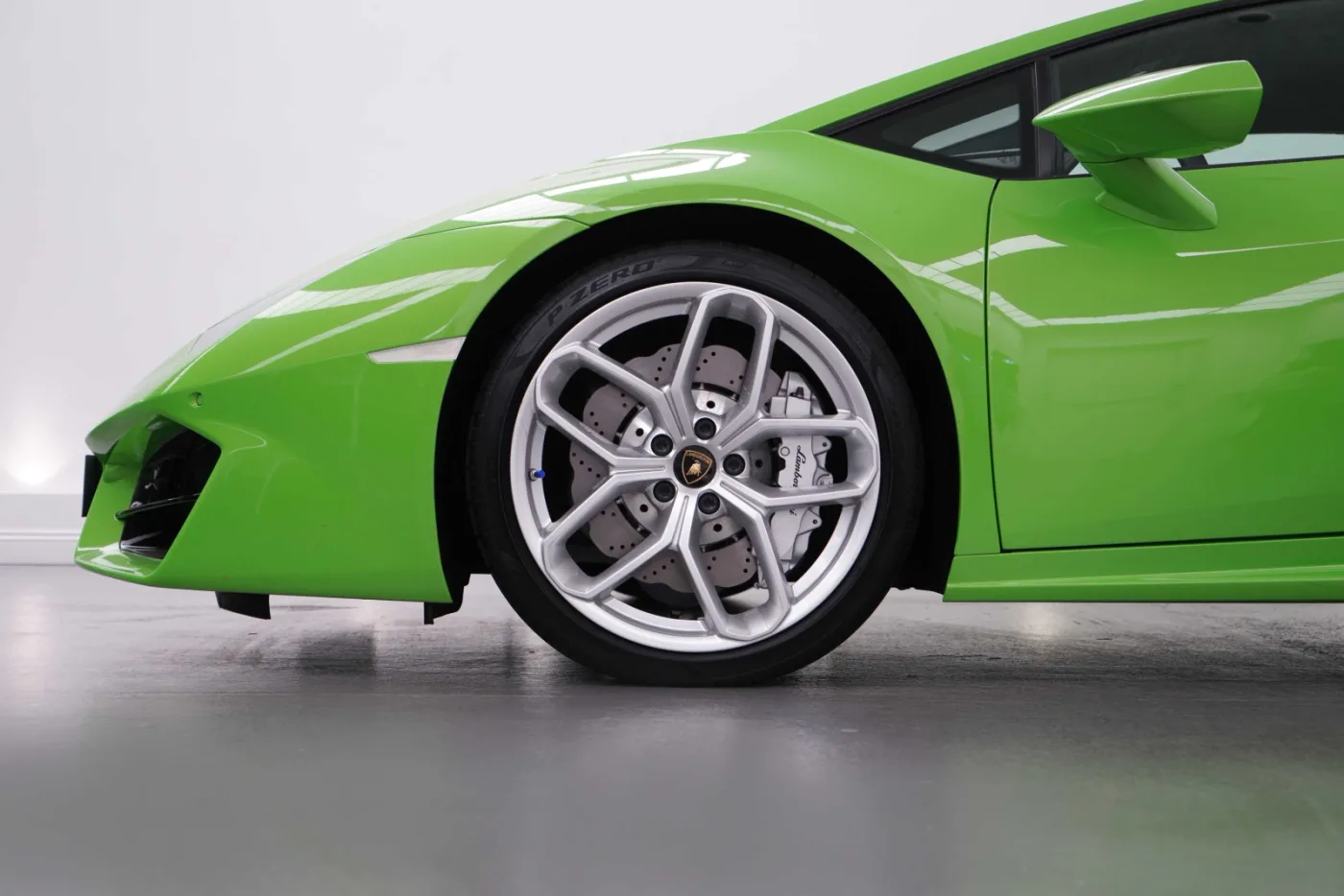 2016 Lamborghini Huracán LP 580-2 offered by a specialist dealer in Dubai, United Arab Emirates, photo 7 of 10