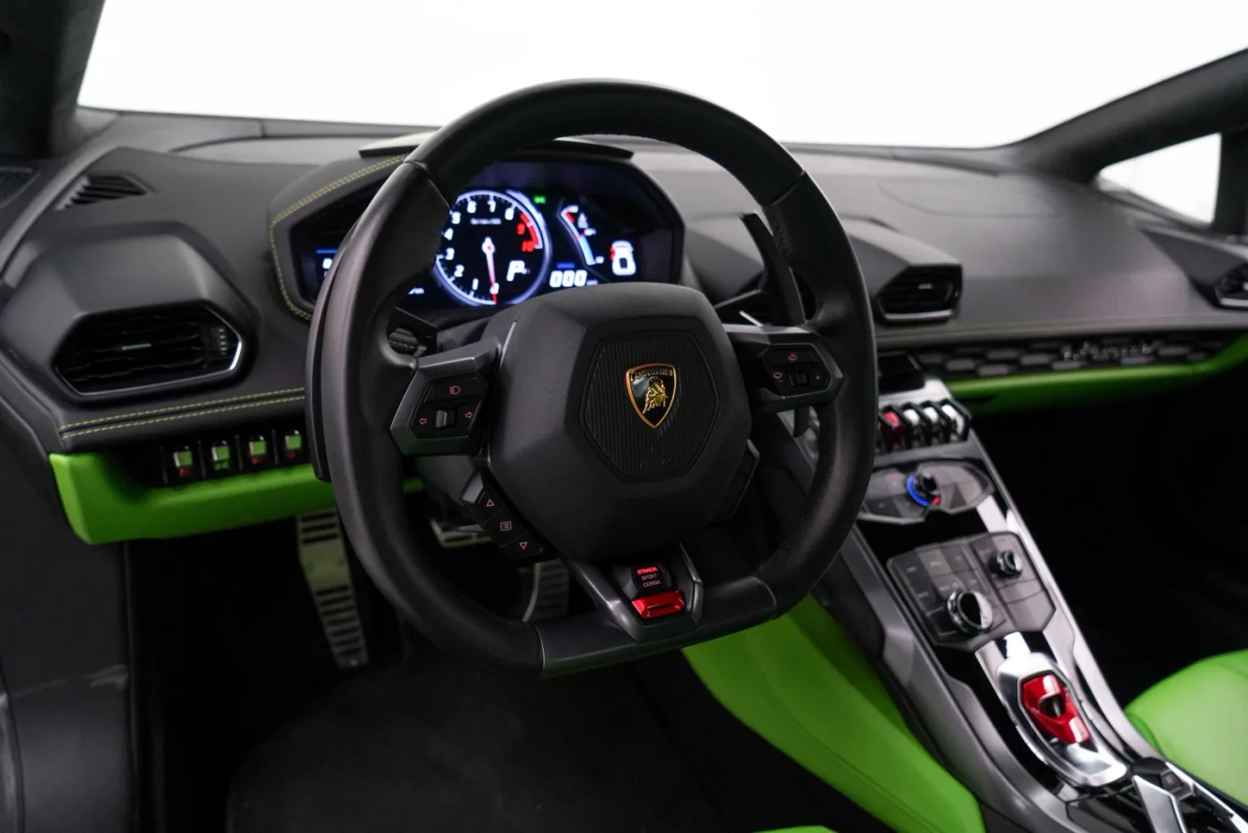 2016 Lamborghini Huracán LP 580-2 offered by a specialist dealer in Dubai, United Arab Emirates, photo 10 of 10