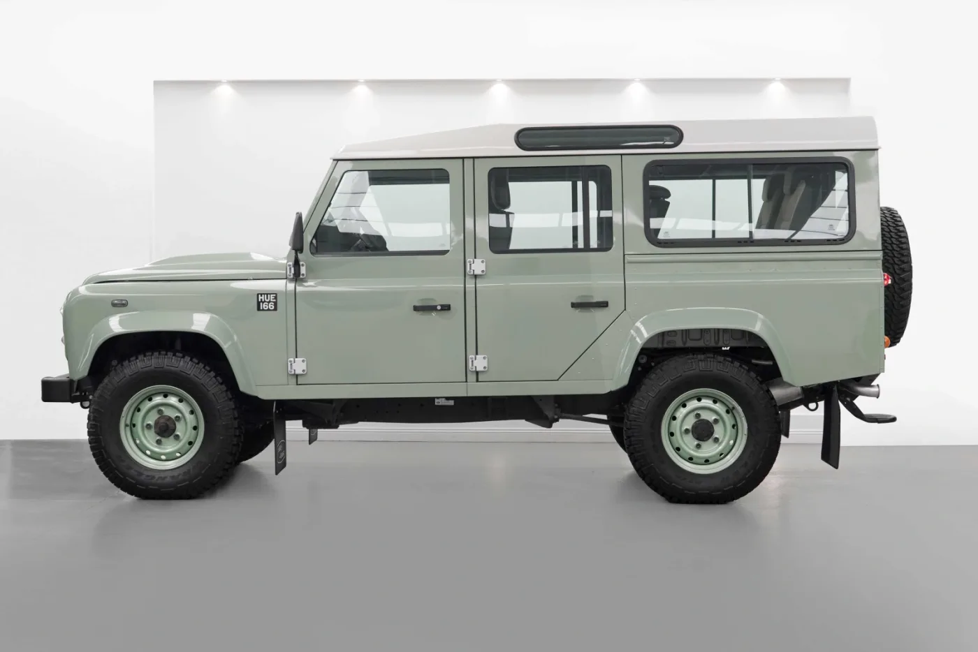 2016 Land Rover Defender 110 Classic offered by a specialist dealer in Dubai, United Arab Emirates, photo 3 of 10
