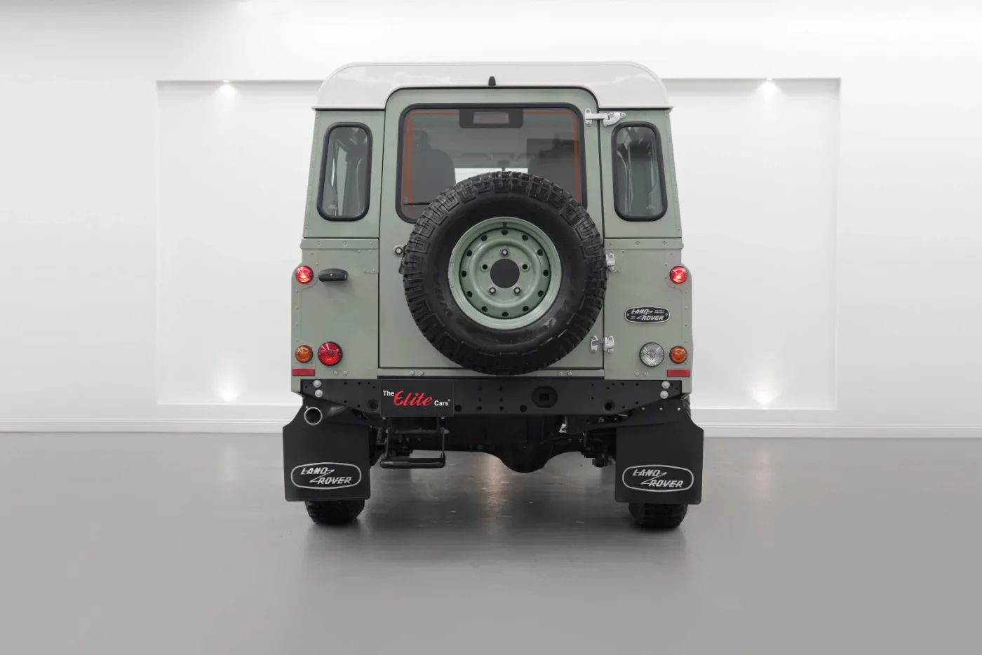 2016 Land Rover Defender 110 Classic offered by a specialist dealer in Dubai, United Arab Emirates, photo 4 of 10