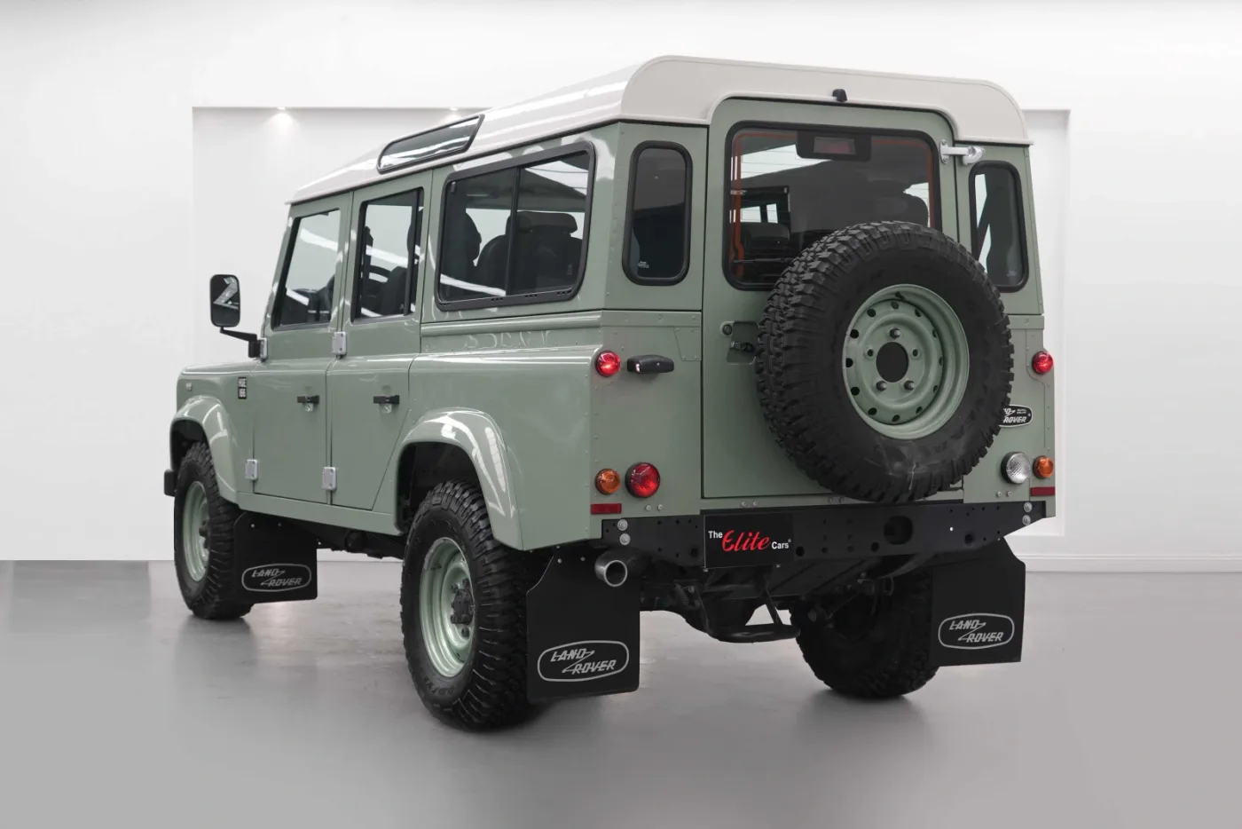 2016 Land Rover Defender 110 Classic offered by a specialist dealer in Dubai, United Arab Emirates, photo 5 of 10