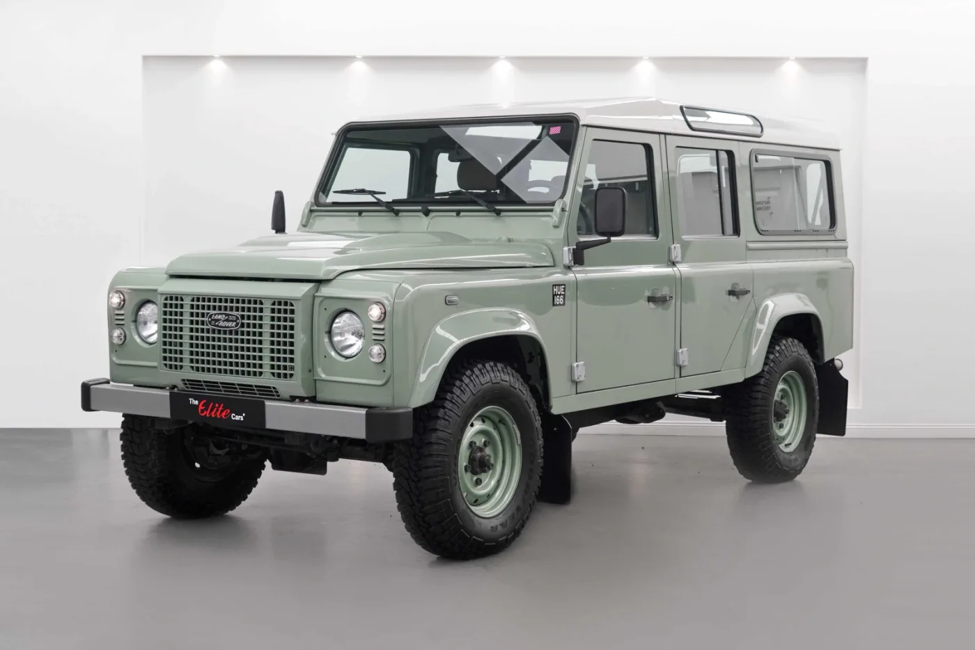 2016 Land Rover Defender 110 Classic offered by a specialist dealer in Dubai, United Arab Emirates, photo 8 of 10
