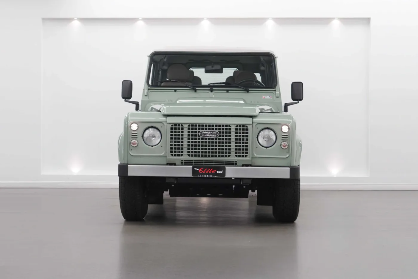 2016 Land Rover Defender 90 Classic offered by a specialist dealer in Dubai, United Arab Emirates, photo 4 of 10