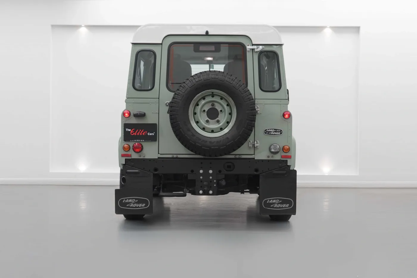 2016 Land Rover Defender 90 Classic offered by a specialist dealer in Dubai, United Arab Emirates, photo 6 of 10