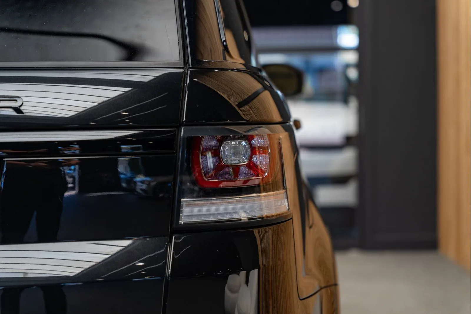 2016 Land Rover Range Rover Sport SVR, 19/30