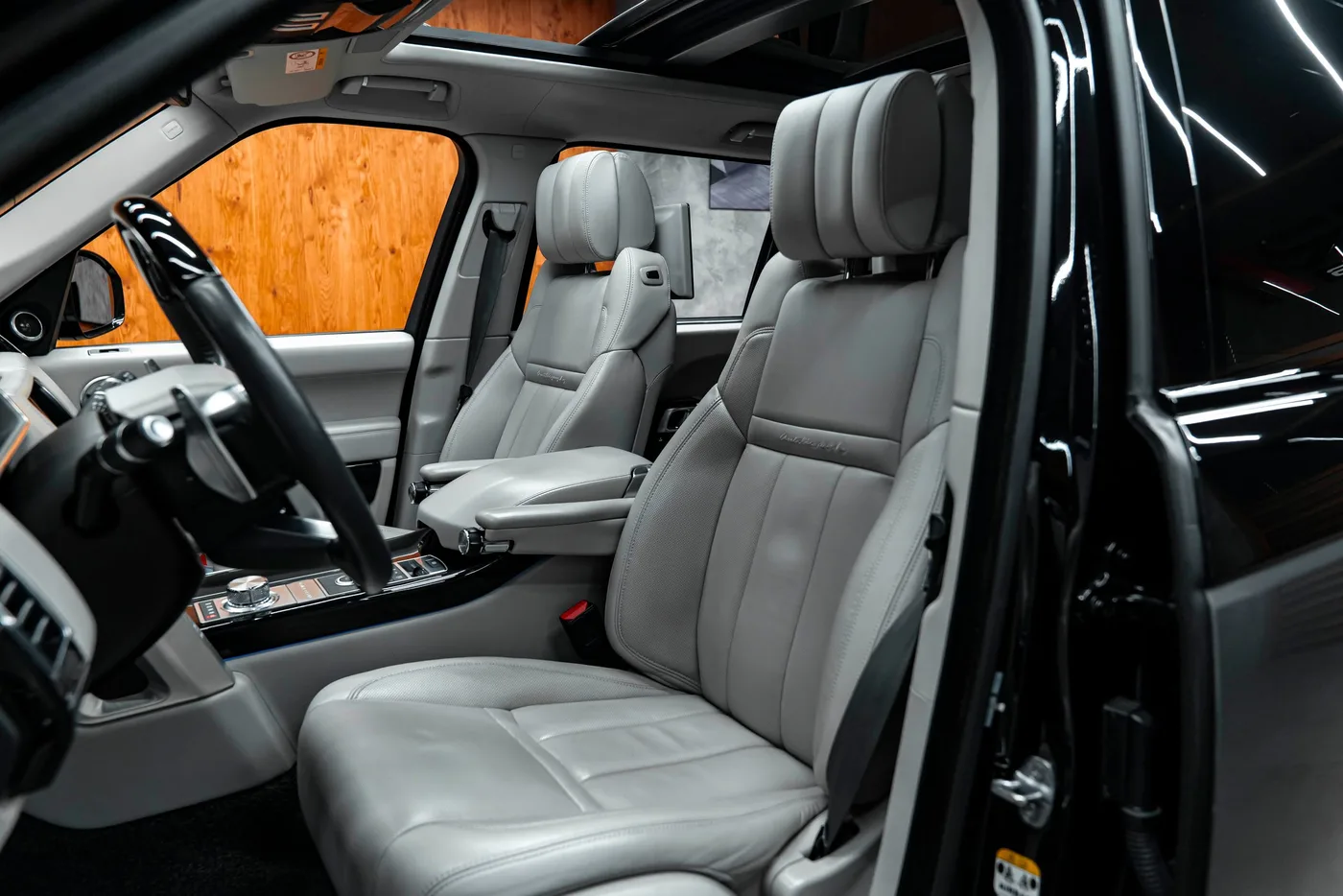 2016 Land Rover Range Rover SV Autobiography, long offered by a specialist dealer in Bratislava, Slovakia, photo 10 of 15