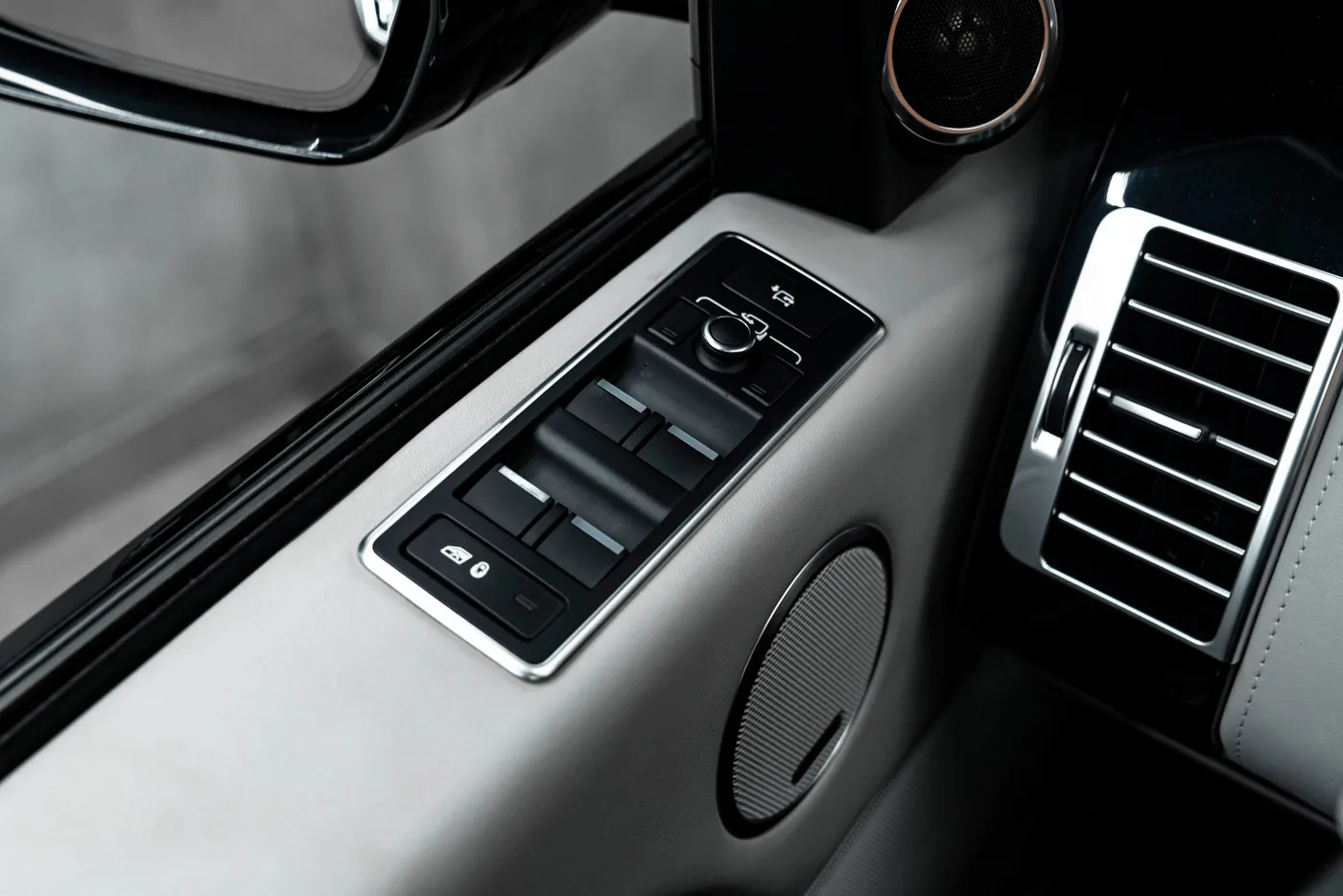 2016 Land Rover Range Rover SV Autobiography, long offered by a specialist dealer in Bratislava, Slovakia, photo 12 of 15