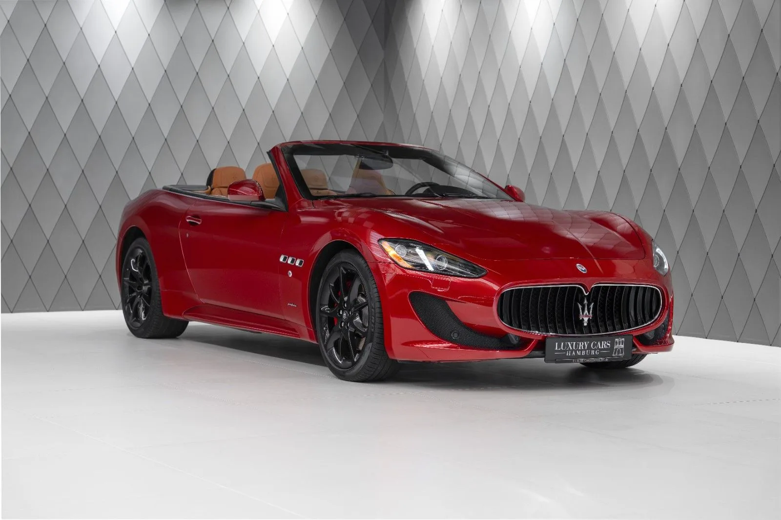 2016 Maserati GranCabrio en un concesionario especializado de Schenefeld, Alemania, foto principal