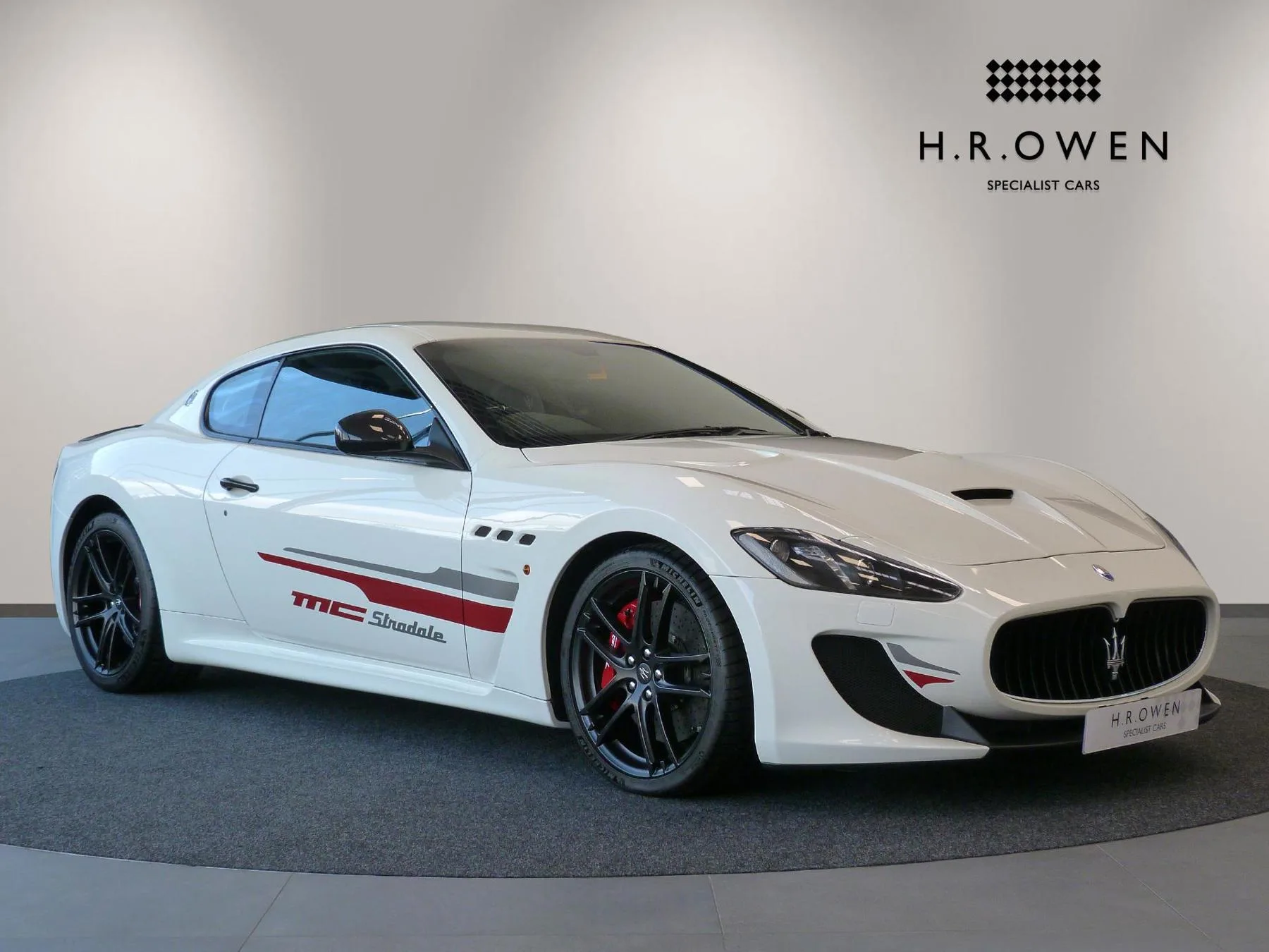 2016 Maserati GranTurismo MC Stradale proposée par un groupe de concessions agréées à Cheltenham, Royaume-Uni, photo principale