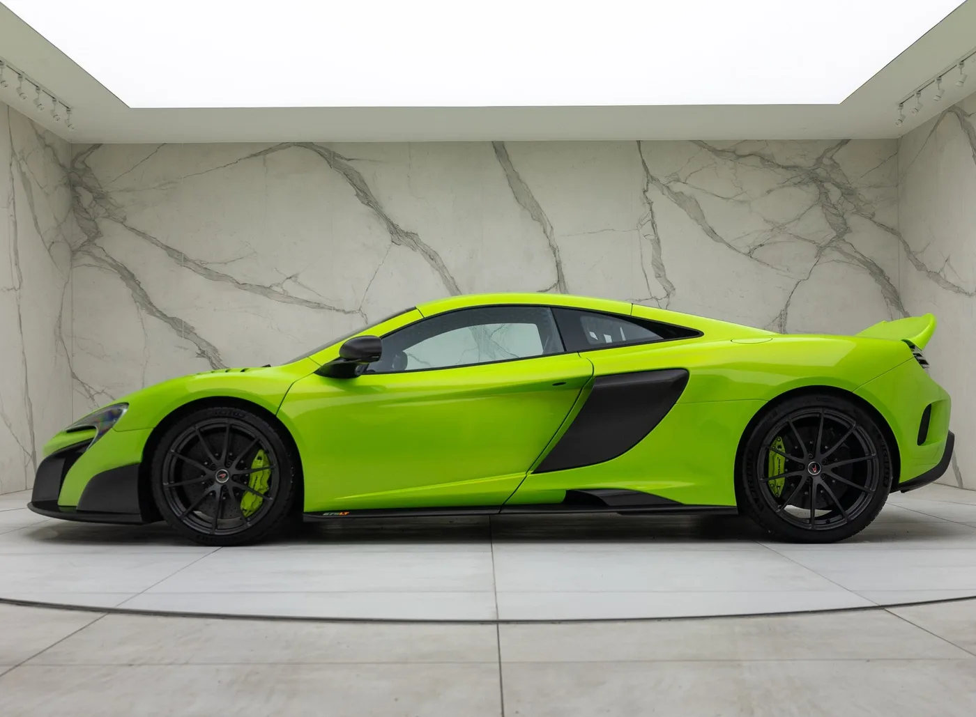 2016 McLaren 675LT offered by a specialist dealer in Banstead, United Kingdom, photo 2 of 15