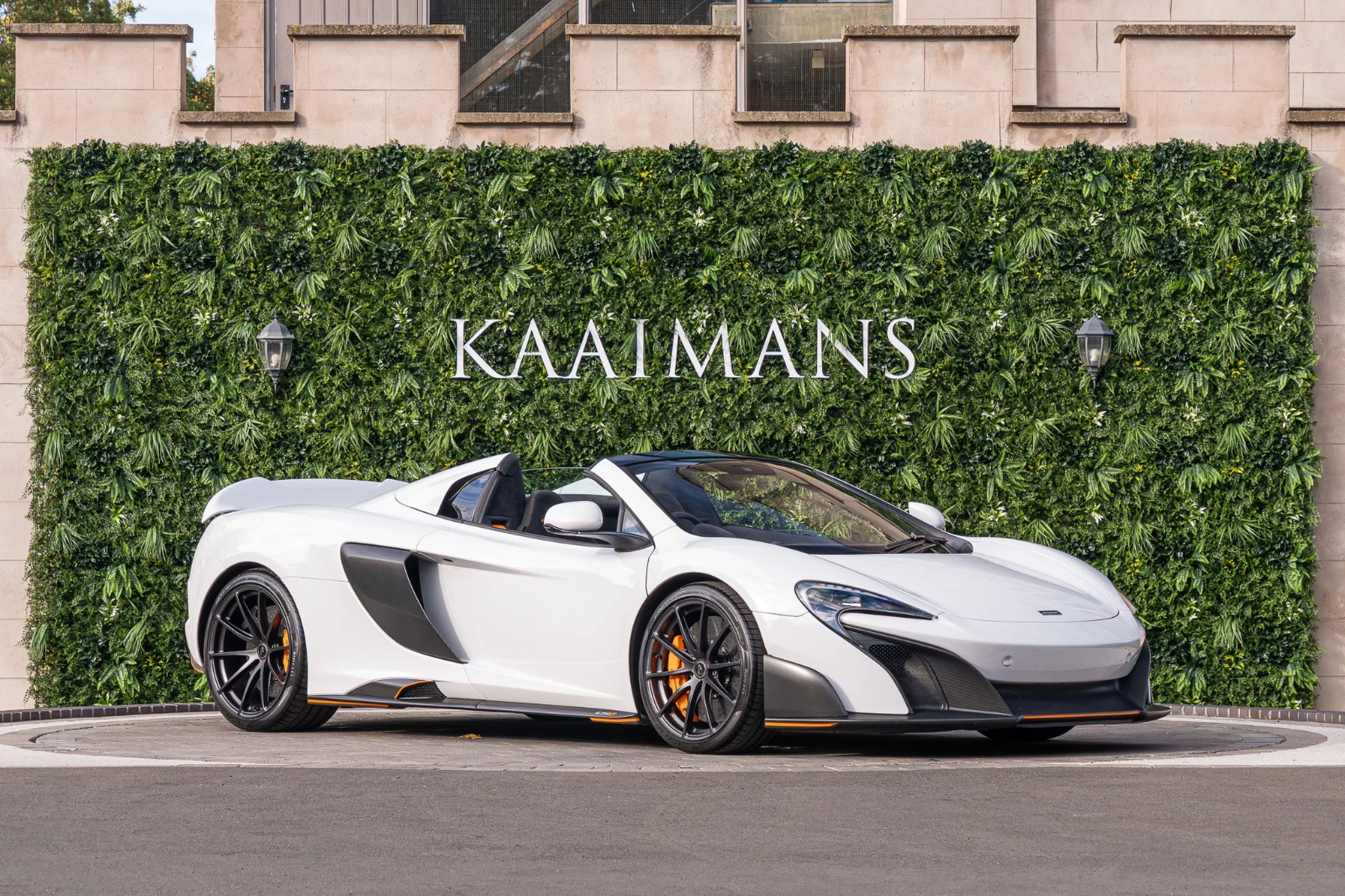 2016 McLaren 675LT Spider, 2/30