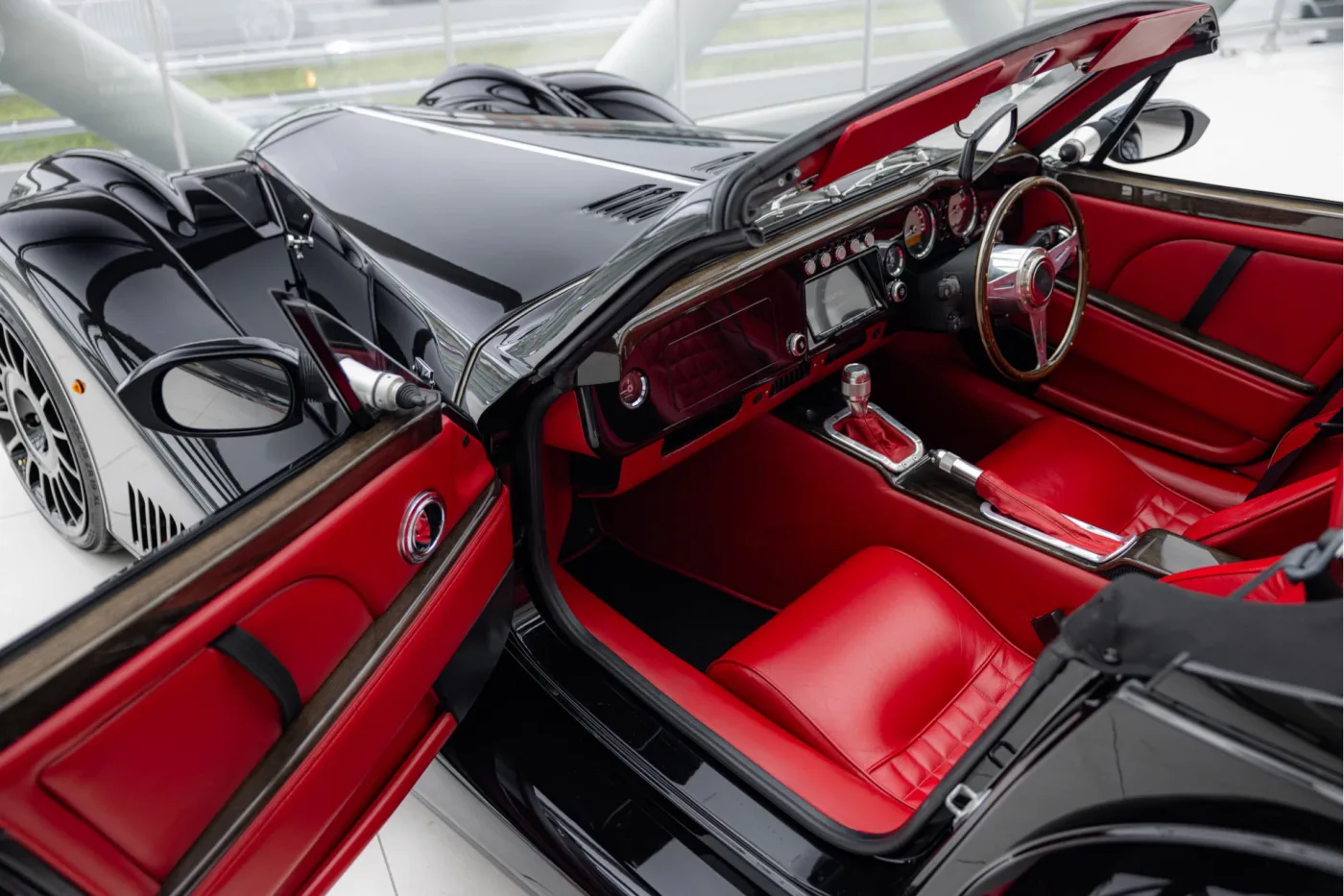 2016 Morgan Aero 8 offered by an official McLaren and Morgan dealer in Utrecht, Netherlands, photo 4 of 25