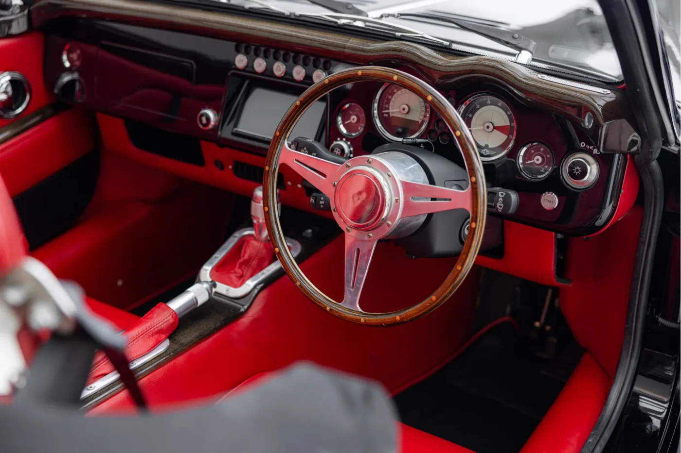 2016 Morgan Aero 8 offered by an official McLaren and Morgan dealer in Utrecht, Netherlands, photo 8 of 25