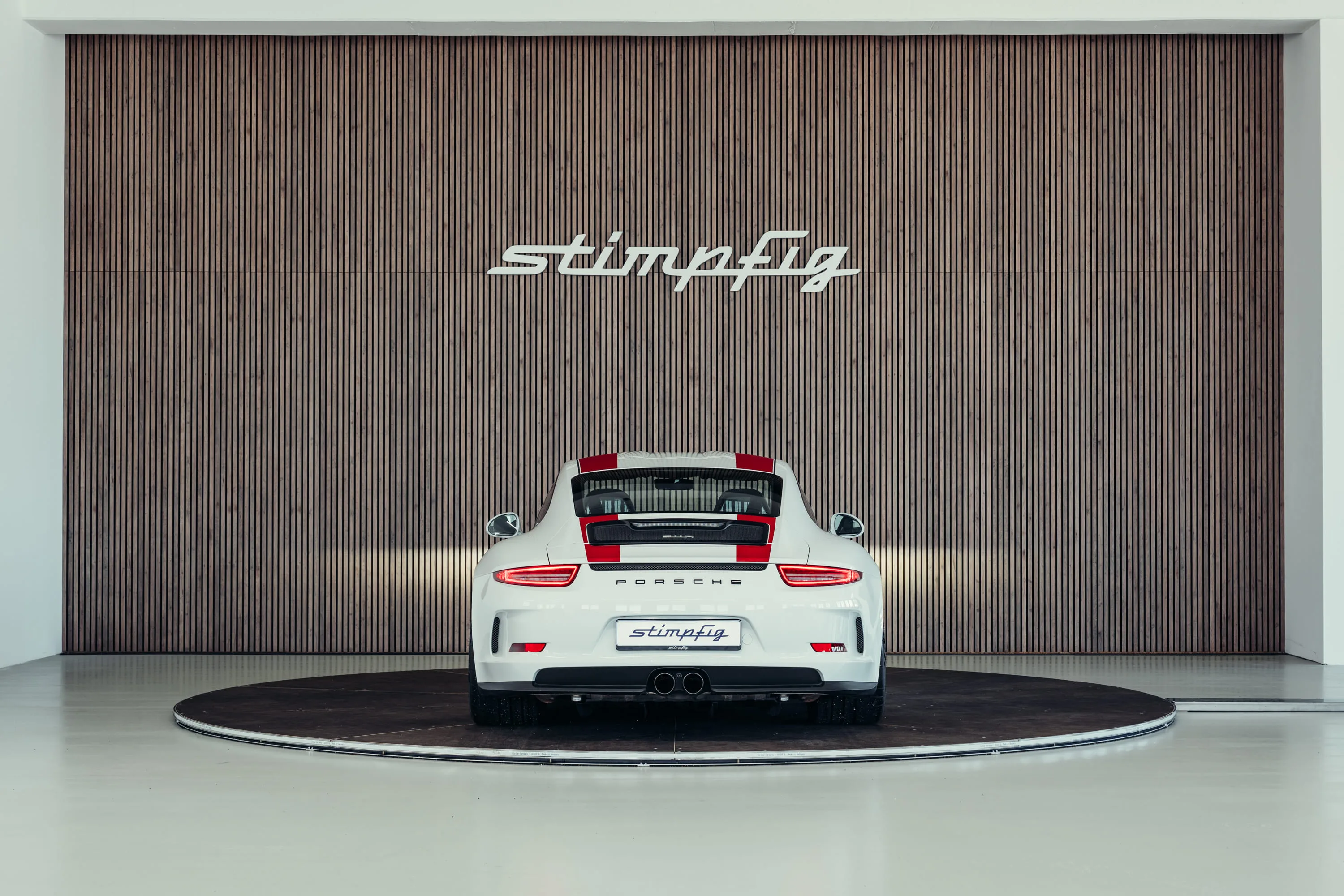 2016 Porsche 911 R offered by a collector car specialist in Stuttgart, Germany, photo 4 of 25