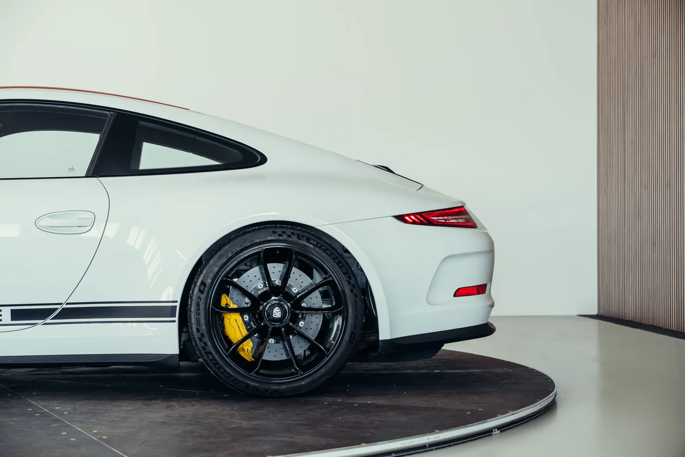 2016 Porsche 911 R offered by a collector car specialist in Stuttgart, Germany, photo 13 of 25