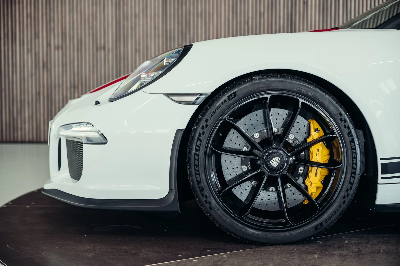 2016 Porsche 911 R offered by a collector car specialist in Stuttgart, Germany, photo 15 of 25