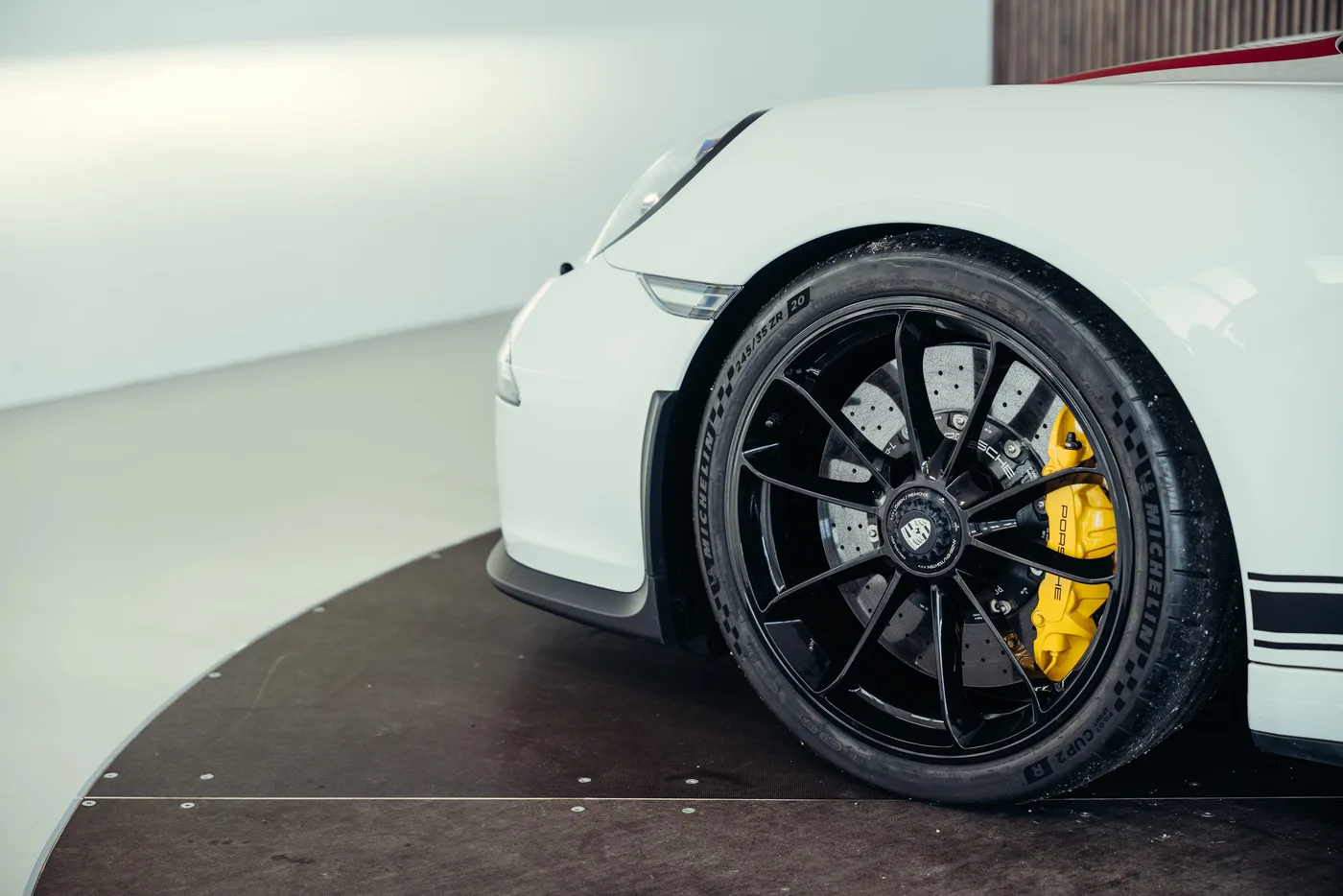 2016 Porsche 911 R offered by a collector car specialist in Stuttgart, Germany, photo 16 of 25