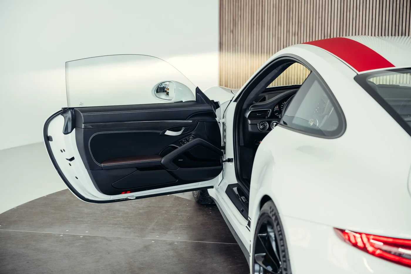 2016 Porsche 911 R offered by a collector car specialist in Stuttgart, Germany, photo 17 of 25