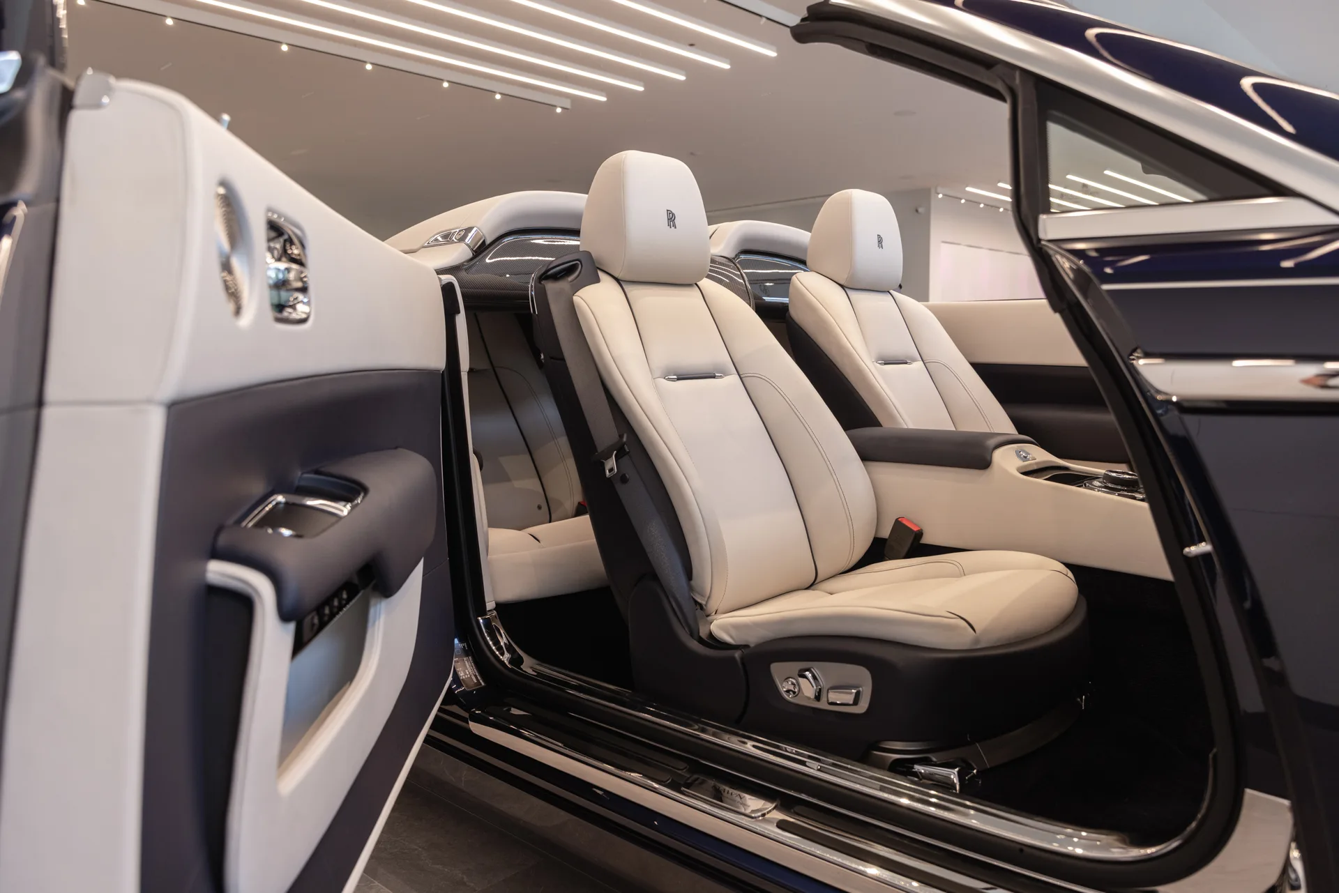 2016 Rolls-Royce Dawn, 29/30