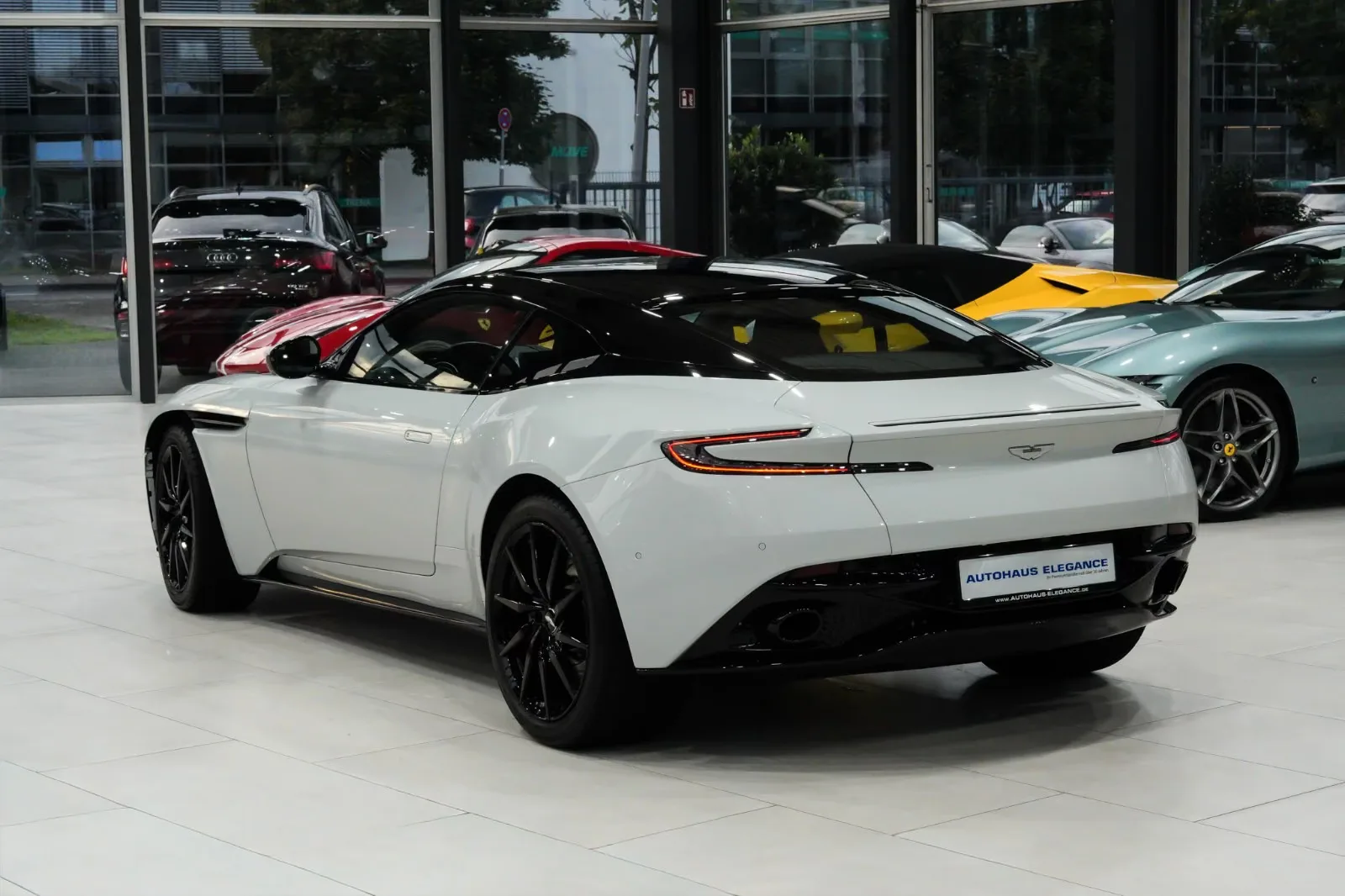 2017 Aston Martin DB11 V12, 3/28