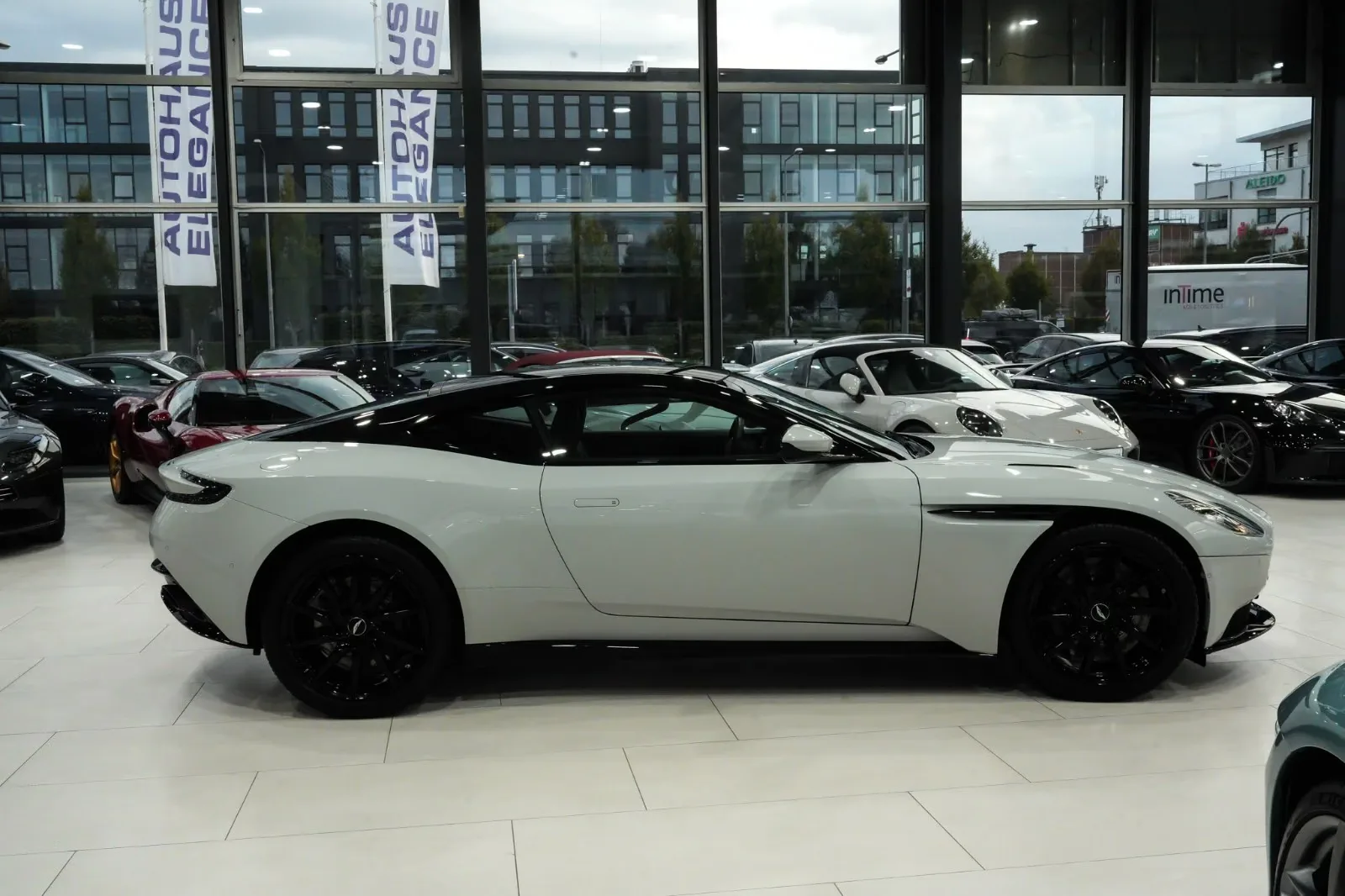 2017 Aston Martin DB11 V12, 4/28