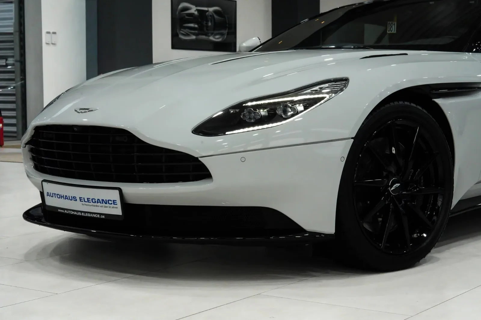 2017 Aston Martin DB11 V12, 9/28