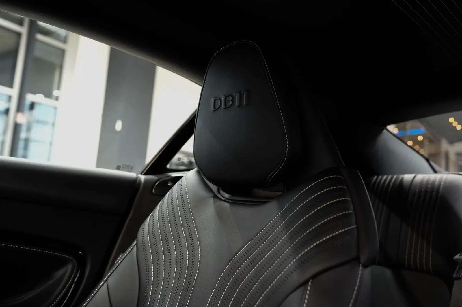 2017 Aston Martin DB11 V12, 13/28