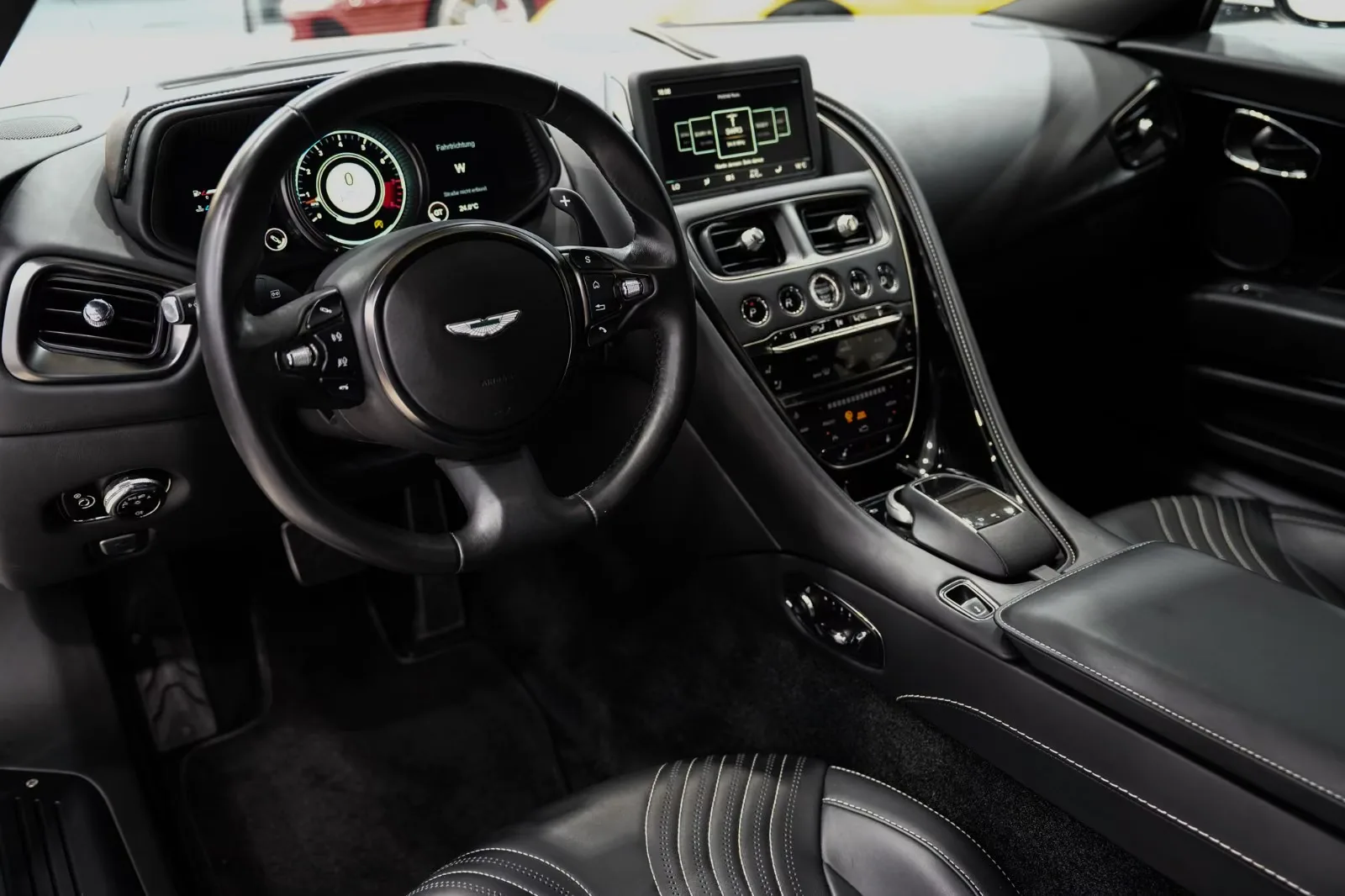 2017 Aston Martin DB11 V12, 15/28