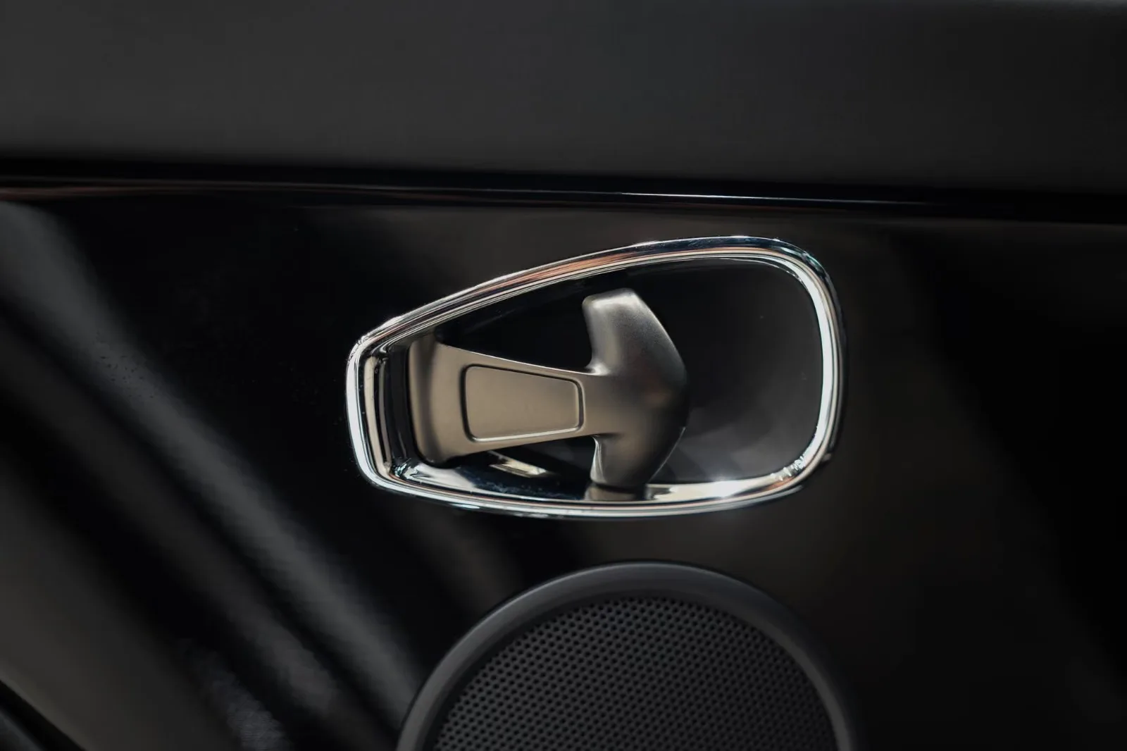 2017 Aston Martin DB11 V12, 26/28