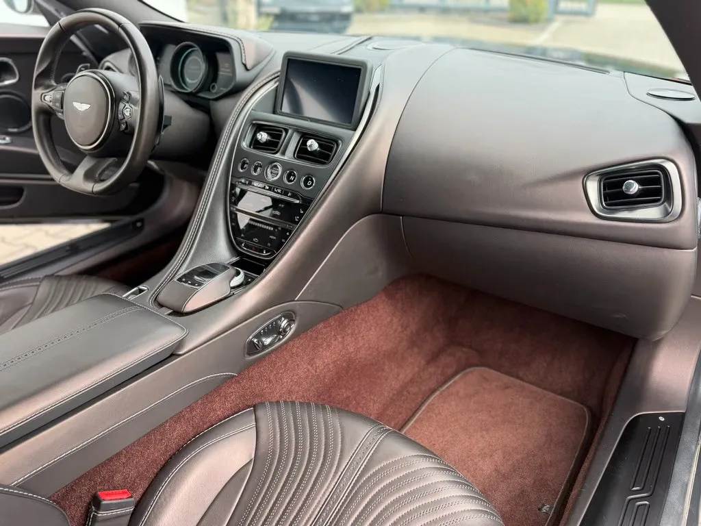 2017 Aston Martin DB11 V12 Launch Edition, 24/30